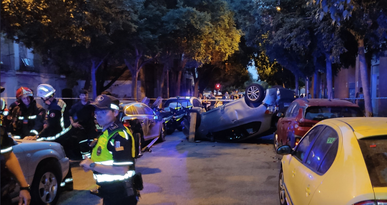 El cotxe conduït per un conductor begut, bolcat en un carrer del Poblenou / GUB