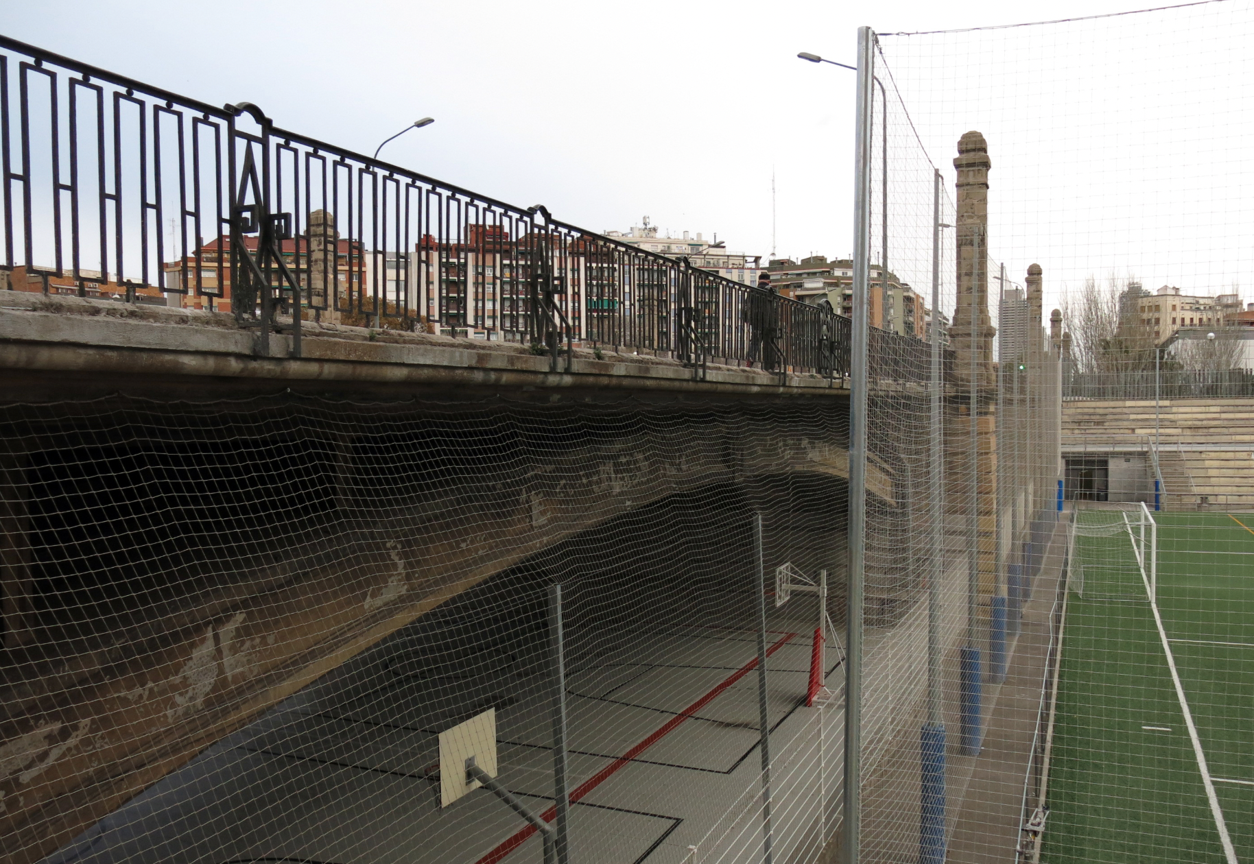 Recorre Barcelona des del Besòs fins a la Ronda de Sant Antoni i deixa desnivells de fins a 10 metres