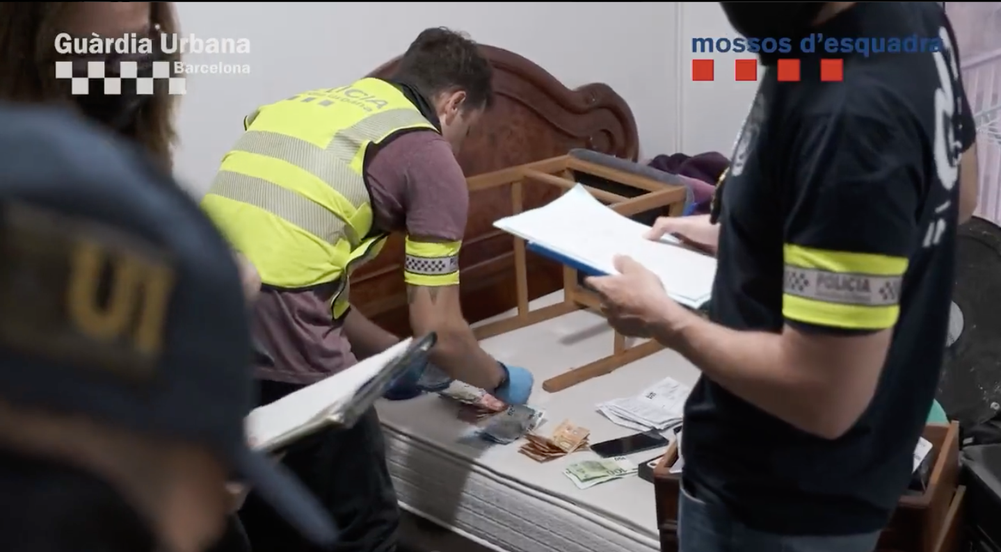 La policia requisant diners en efectiu durant l'escorcoll d'un pis on es venia droga / CME