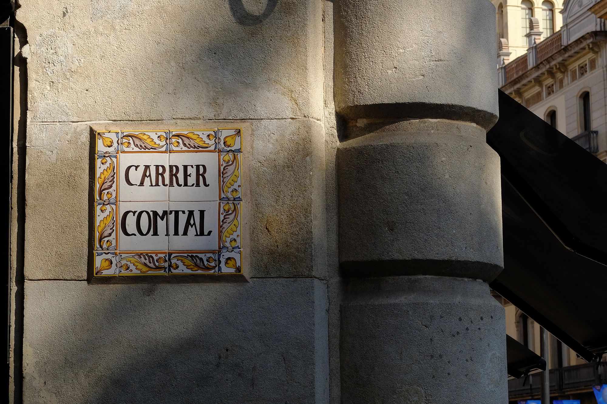 El rètol del carrer Comtal, al barri Gòtic de Barcelona / Vicente Zambrano González