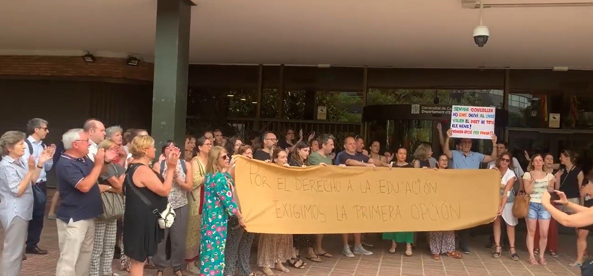 Famílies de l'escola Mary Ward es manifesten davant del Departament d'Educació / Twitter