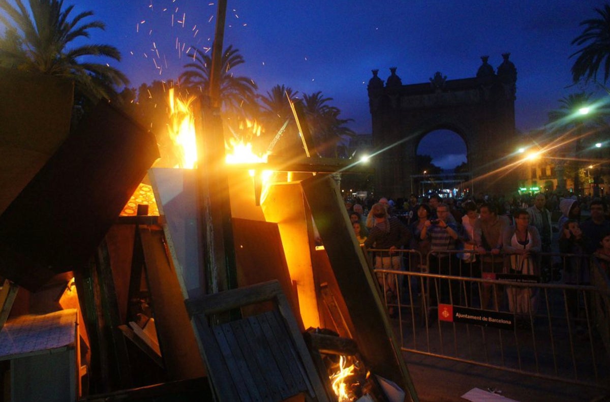 Una foguera de Sant Joan a Barcelona AJUNTAMENT DE BARCELONA