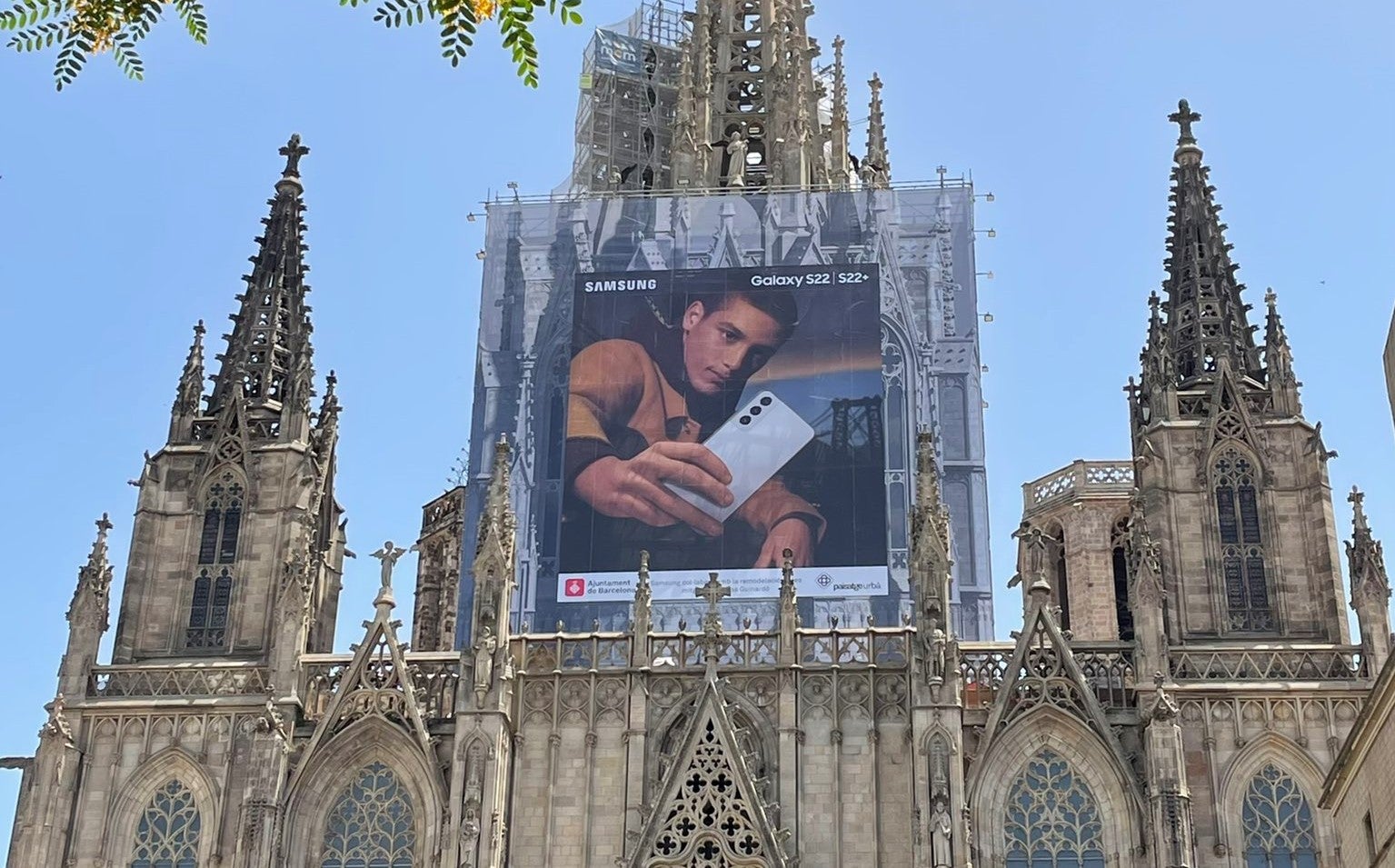 L'anunci de Samsung a la façana de la Catedral de Barcelona / Twitter