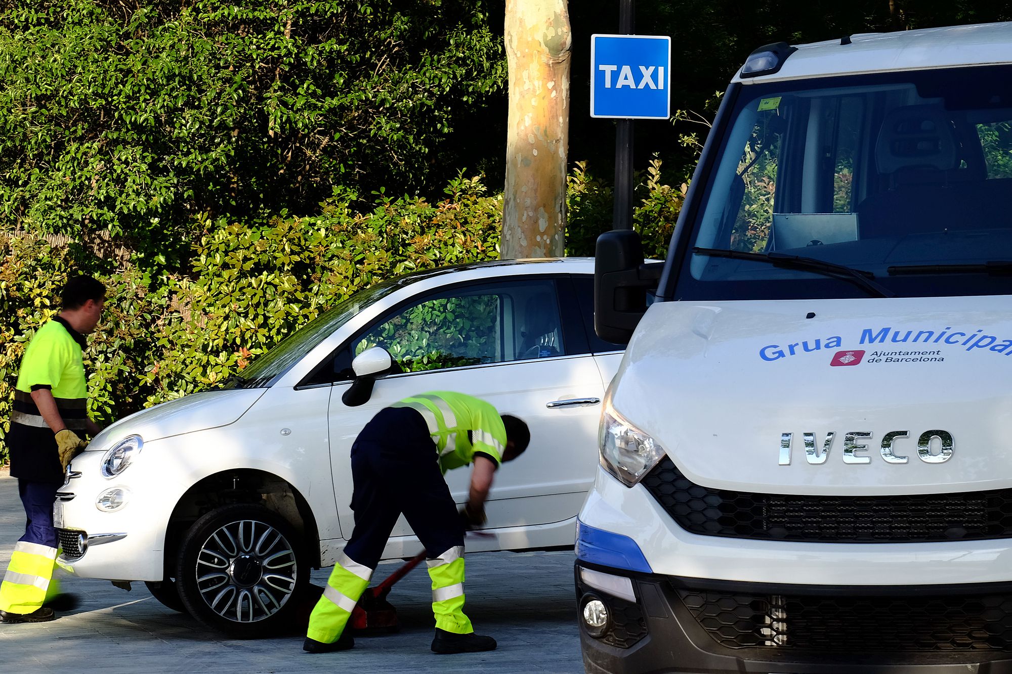 Una grua del servei municipal de Barcelona 