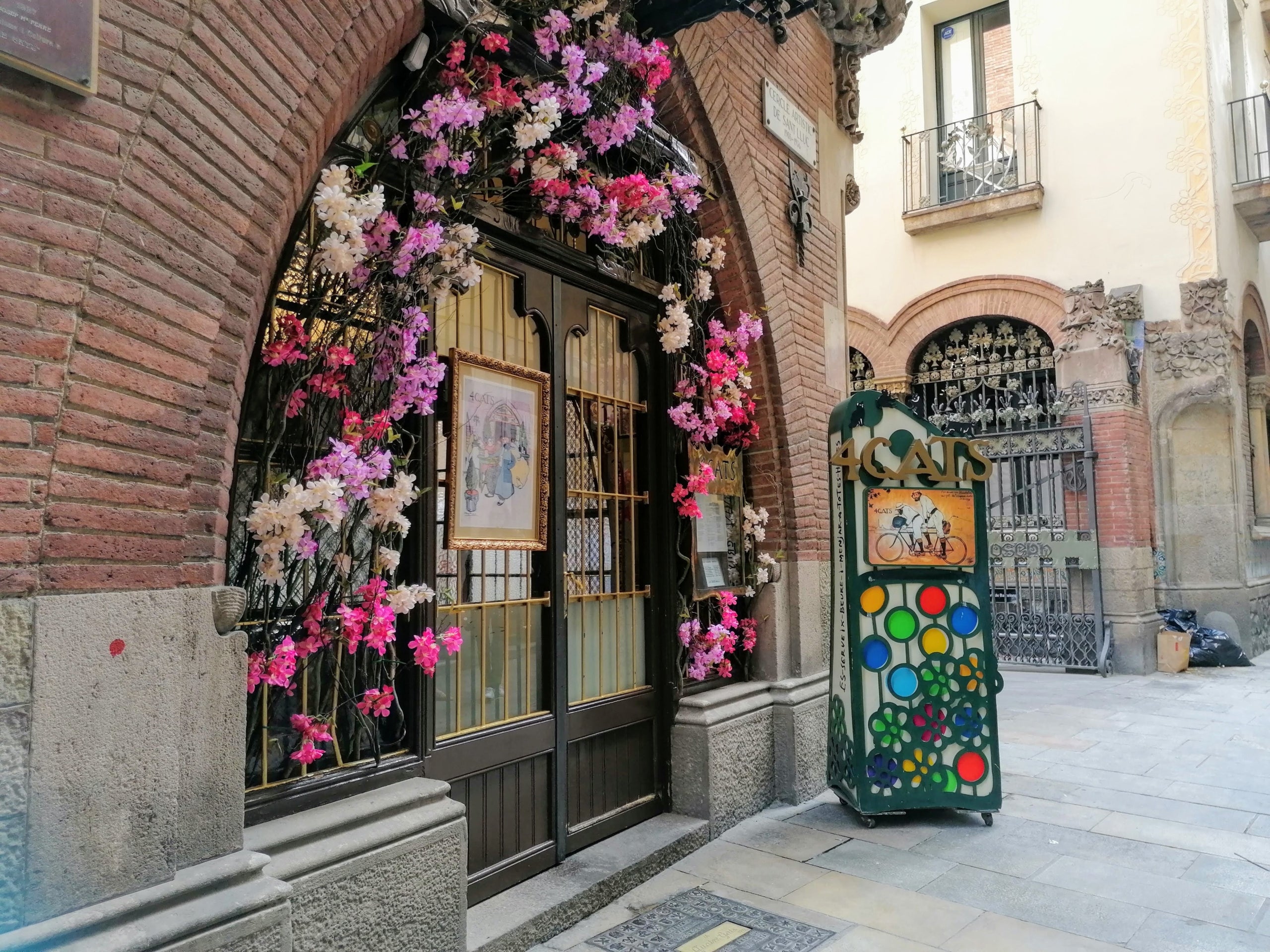Entrada del restaurant 4 Gats, al carrer Montsió / Tot Barcelona, 2022