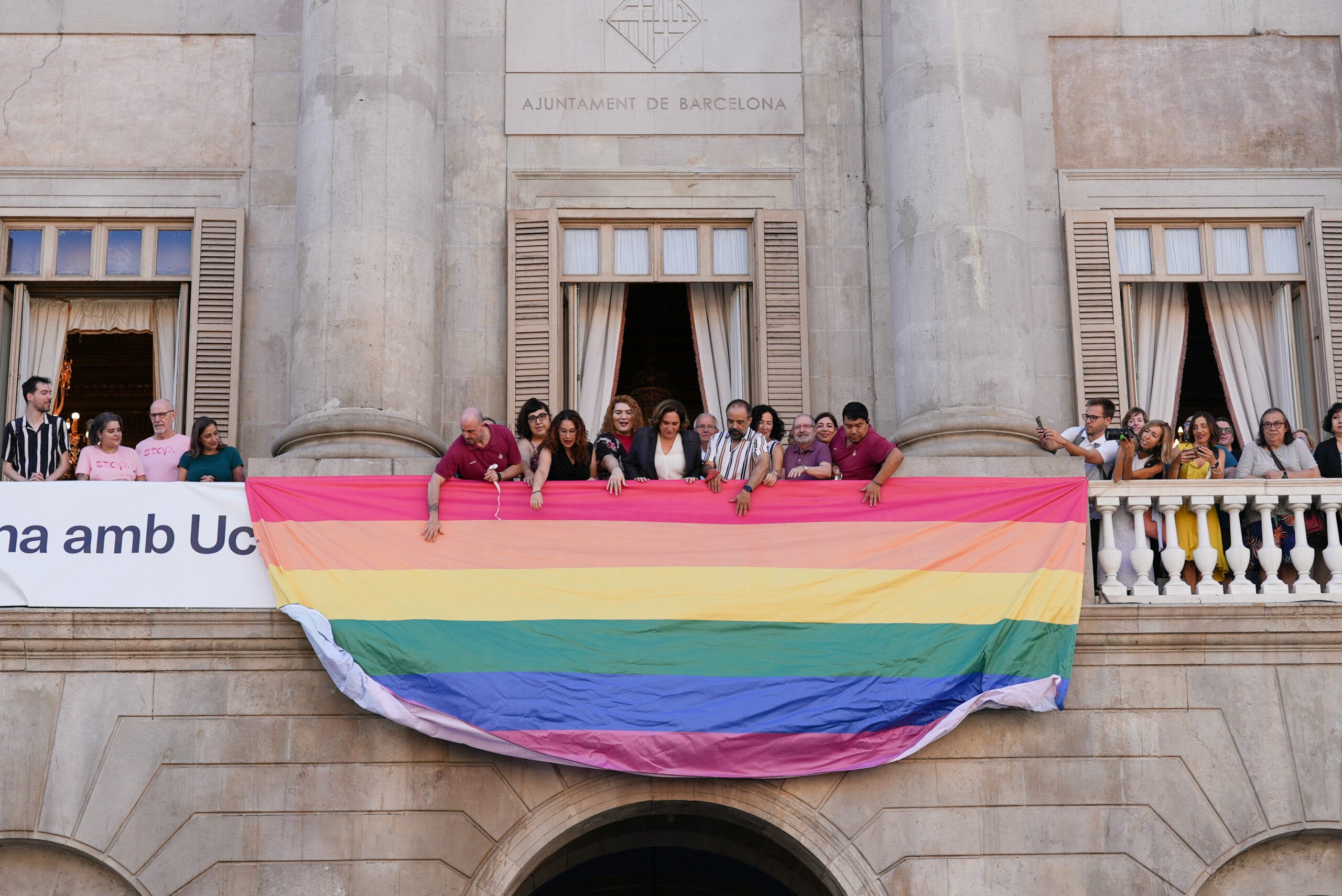 ’Ajuntament de Barcelona penja el penó amb l’arc de Sant Martí pel dia de l’Orgull LGTBI