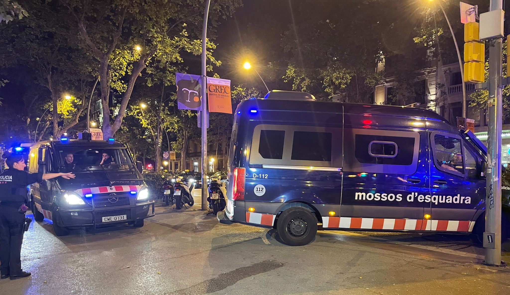 Furgons dels Mossos d'Esquadra davant de l'hotel on es va trobar una persona lligada i emmordassada / CME