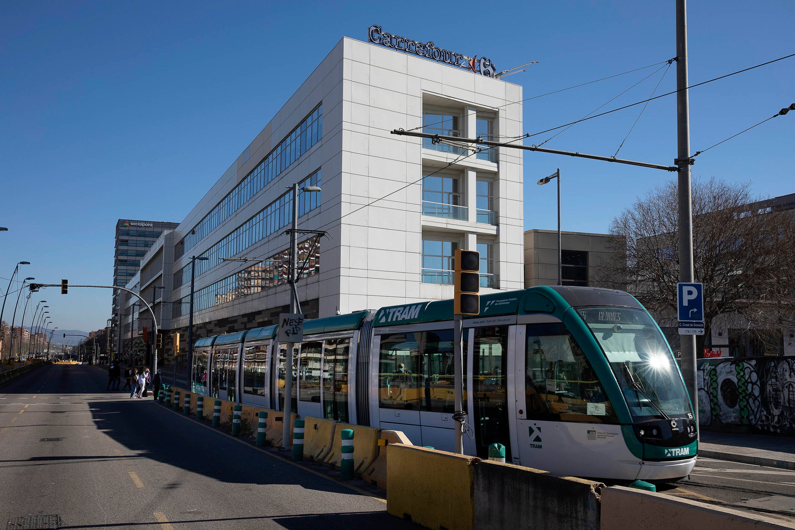 Tramvia creuant la plaça de les Glòries en obres el febrer de 2022 / Foto: Jordi Play