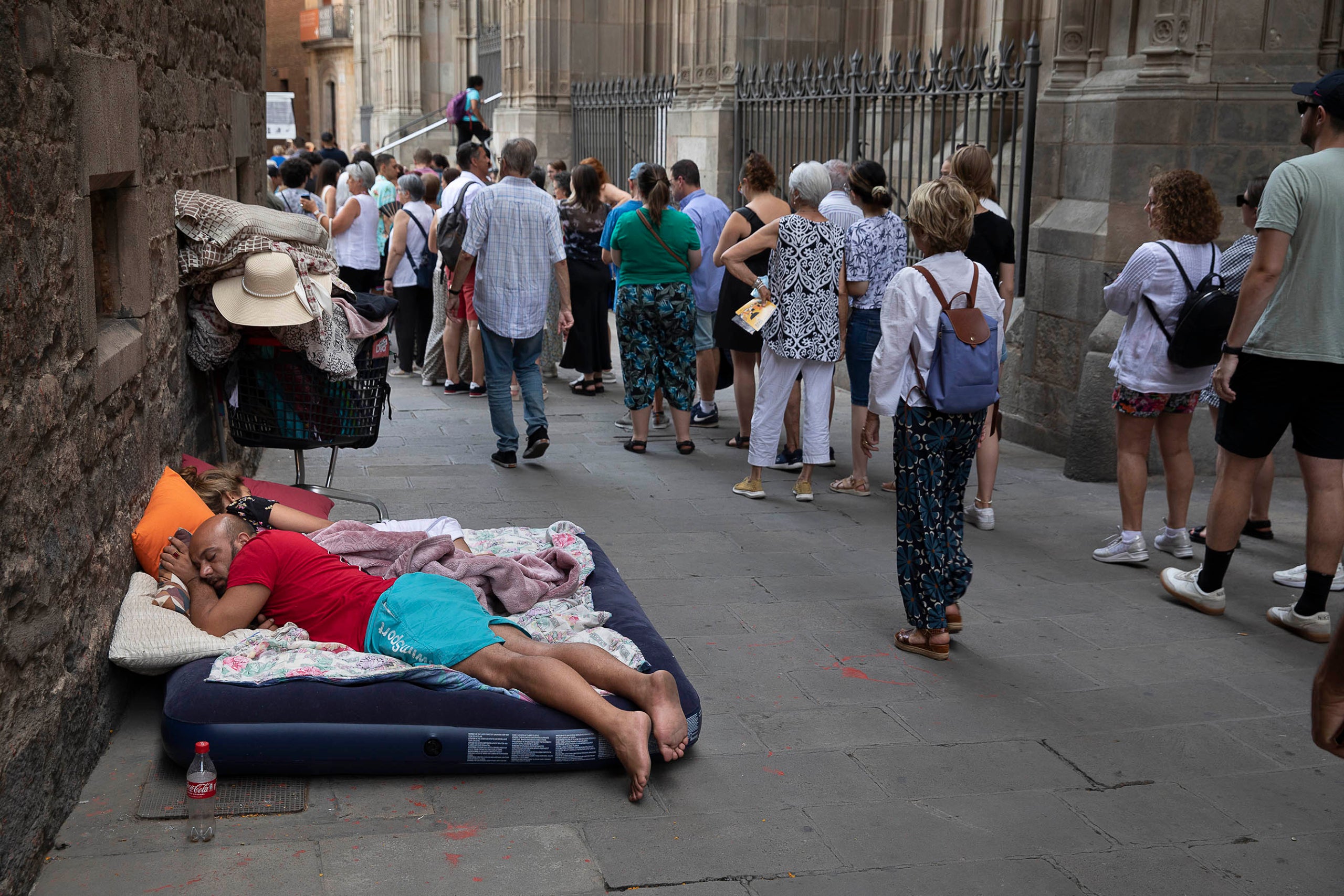 Un home dormint al carrer a Barcelona, al costat de la catedral / Foto: Jordi Play 