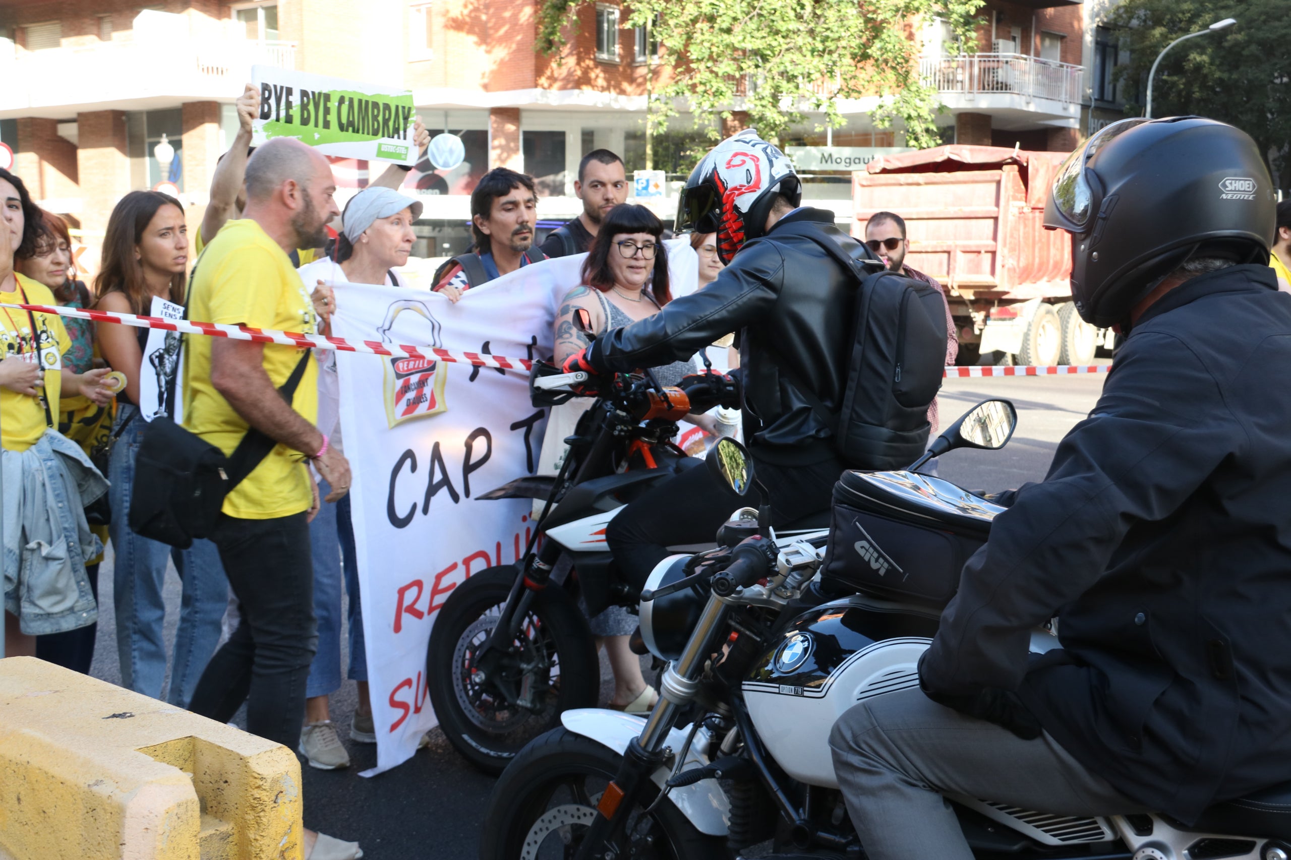 tensió a la Gran Via per un tall de mestres ACN