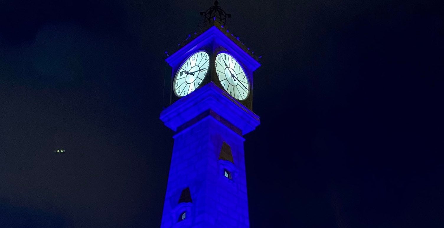 Detall de la Torre del Rellotge il·luminada / Twitter - Montserrat Ballarín