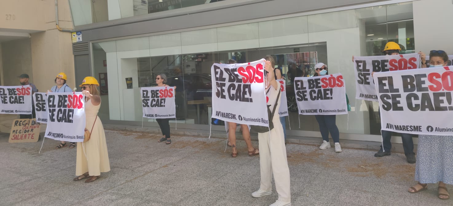 Protesta de veïnes del Besòs i el Maresme durant un recent acte del PSC al districte de Sant Martí / Cedida