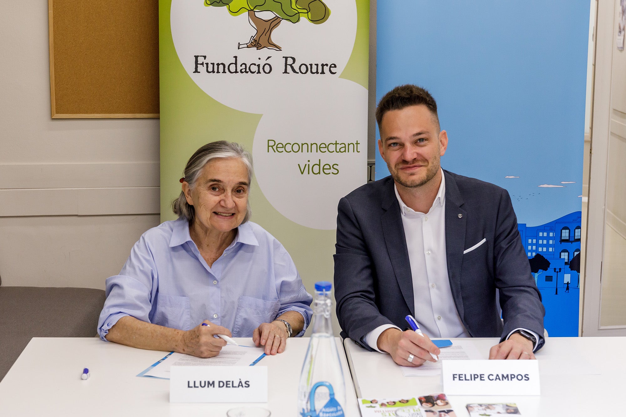 La presidenta de la Fundació Roure, Llum Delàs, i el conseller delegat d’Aigües de Barcelona, Felipe Campos, signant el conveni / Cedida
