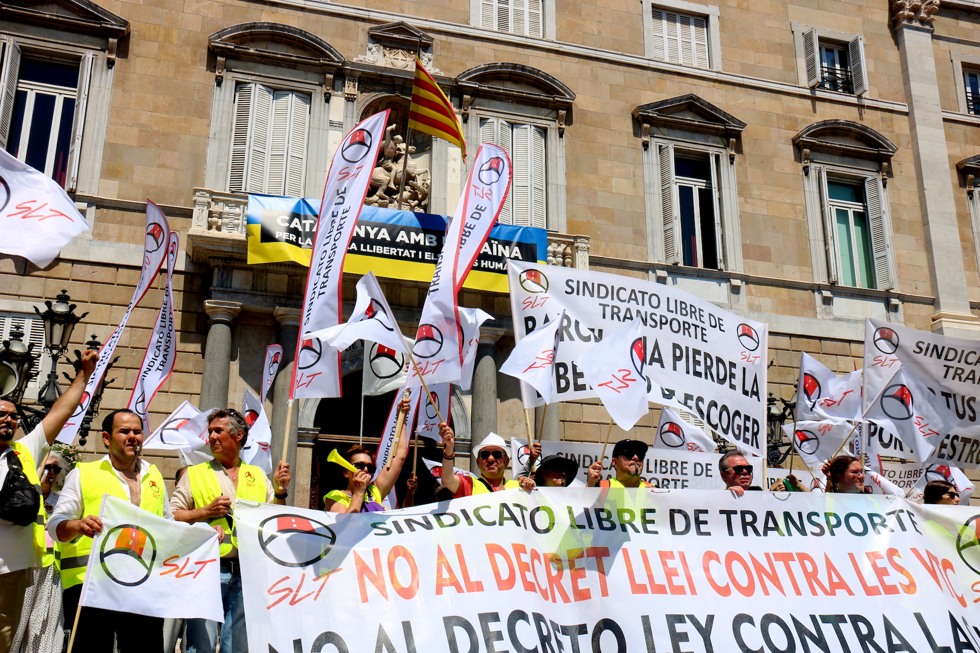 Concentració de conductors VTC davant del Palau de la Generalitat / Foto: ACN - Marta Vidal i Miquel Vera