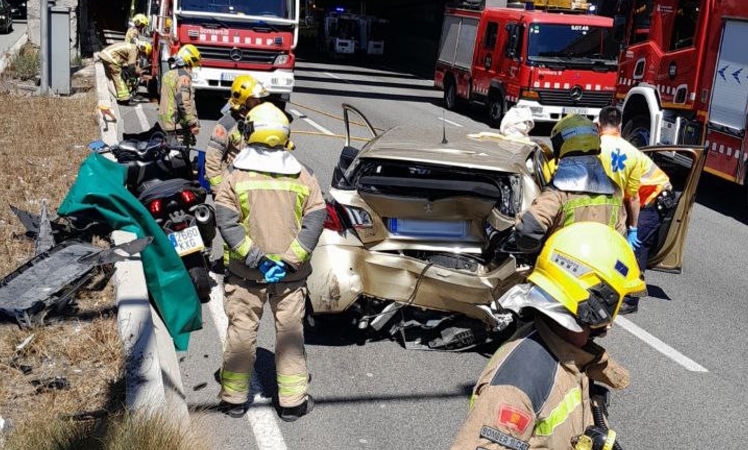 Els Bombers actuant després d'un accident múltiple a la Gran Via, a l'entrada de Barcelona / Bombers