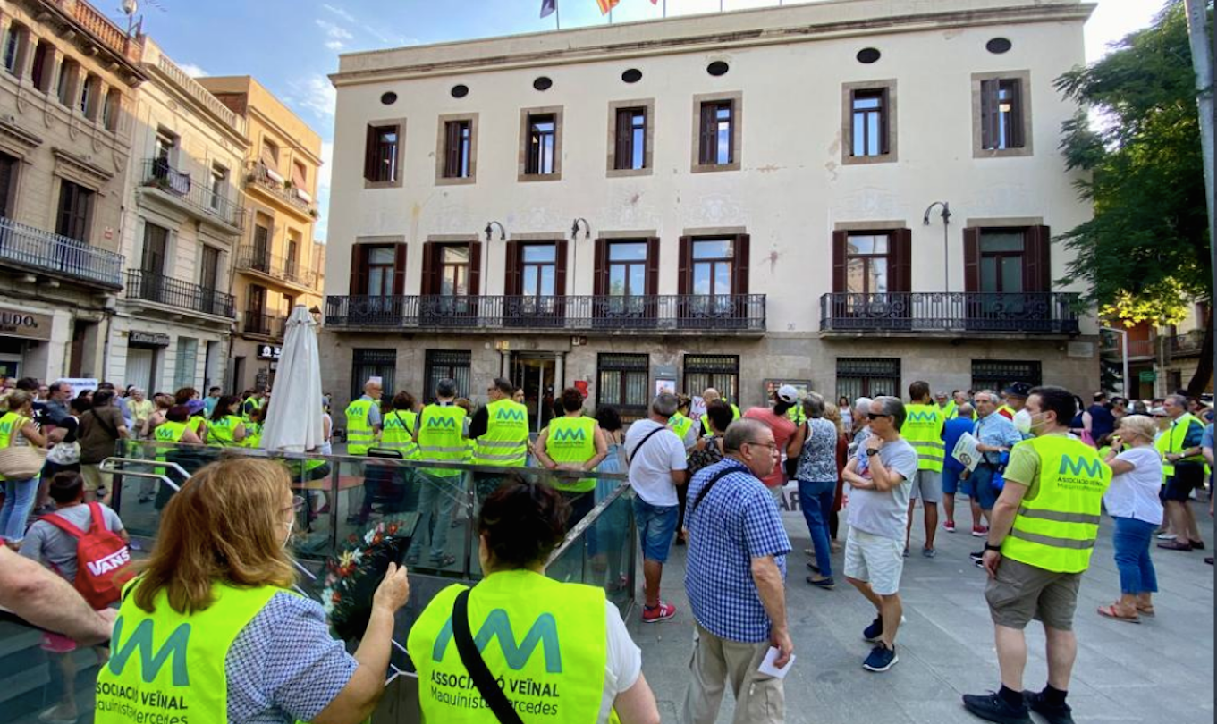 Concentració de col·lectius veïnals davant el districte de Sant Andreu / Twitter