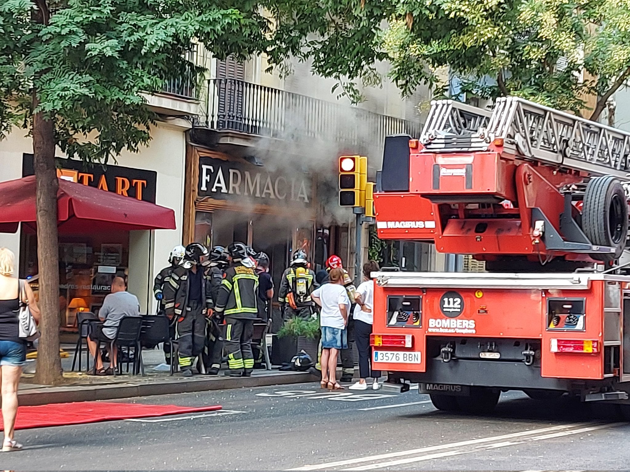 Incendi a la Farmàcia Escudero Garcia / Foto: Twitter - JC López