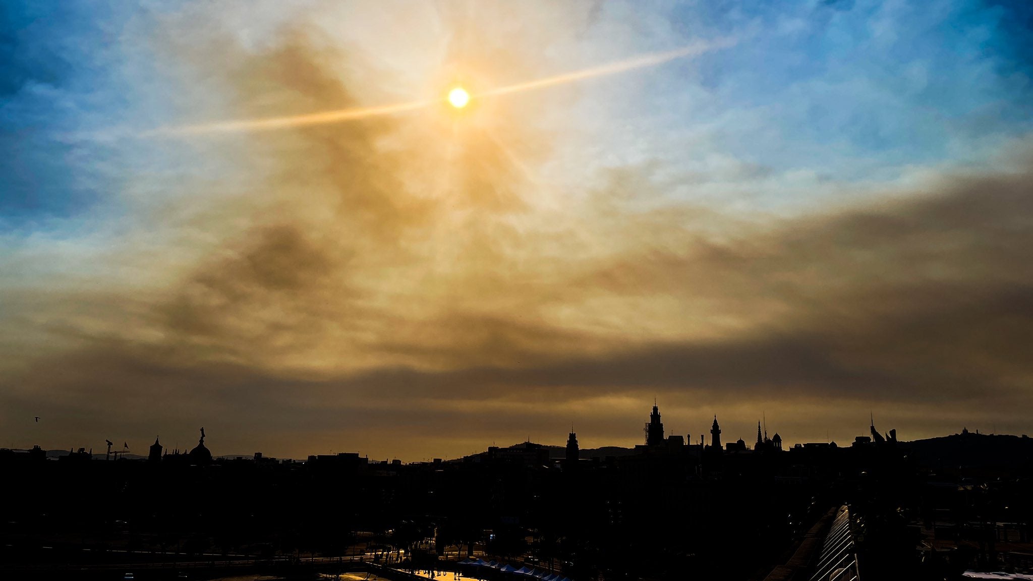 El fum de l'incendi del Pont de la Vilomara, vist des de Barcelona / @LluisArtus