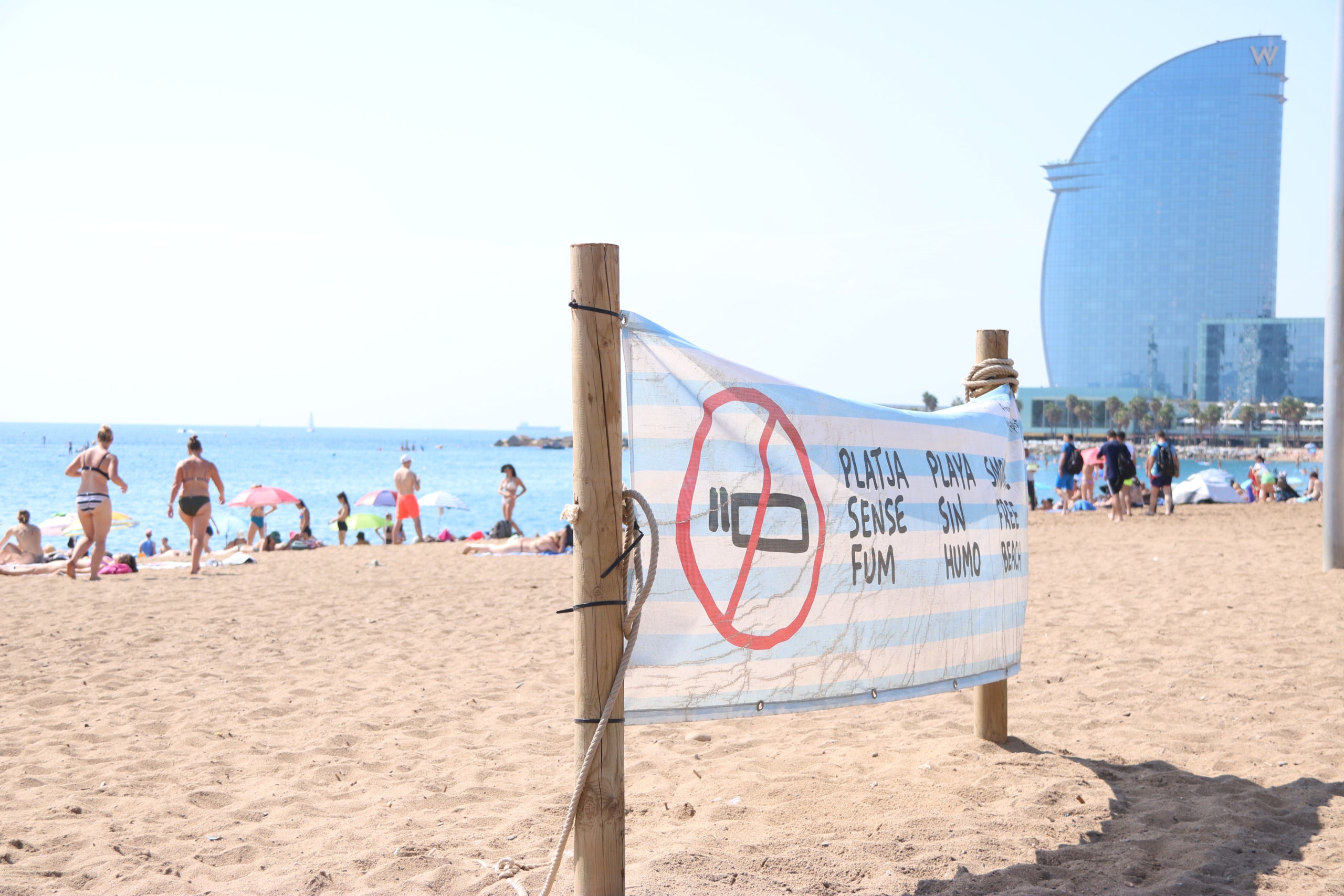Avís de la prohibició de fumar a la platja de Barcelona / ACN (Natalia Segura)