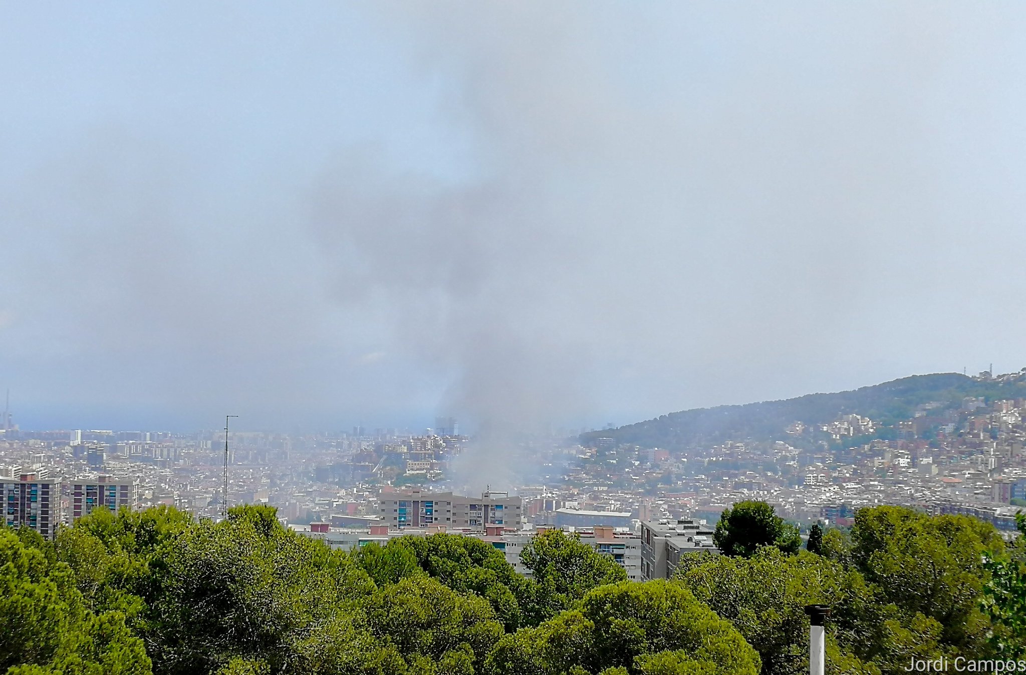 La columna de fum que ha provocat l'incendi en una zona de matolls a la Vall d'Hebron / Jordi Campos