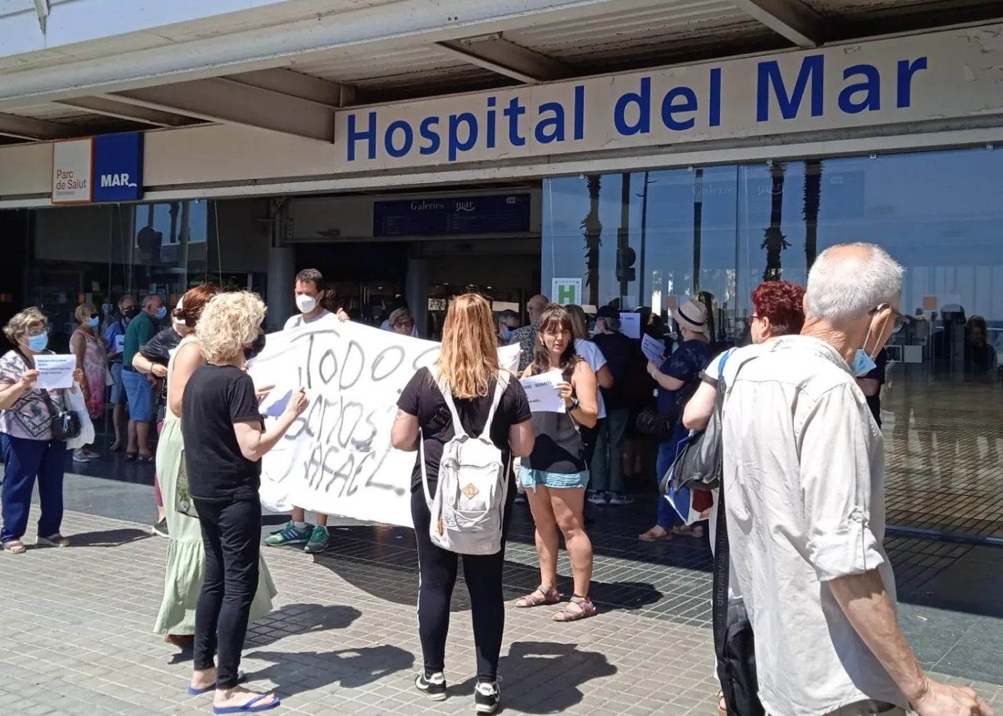 Familiars i amics de Rafael Moral, en una protesta davant de l'Hospital del Mar / Instagram