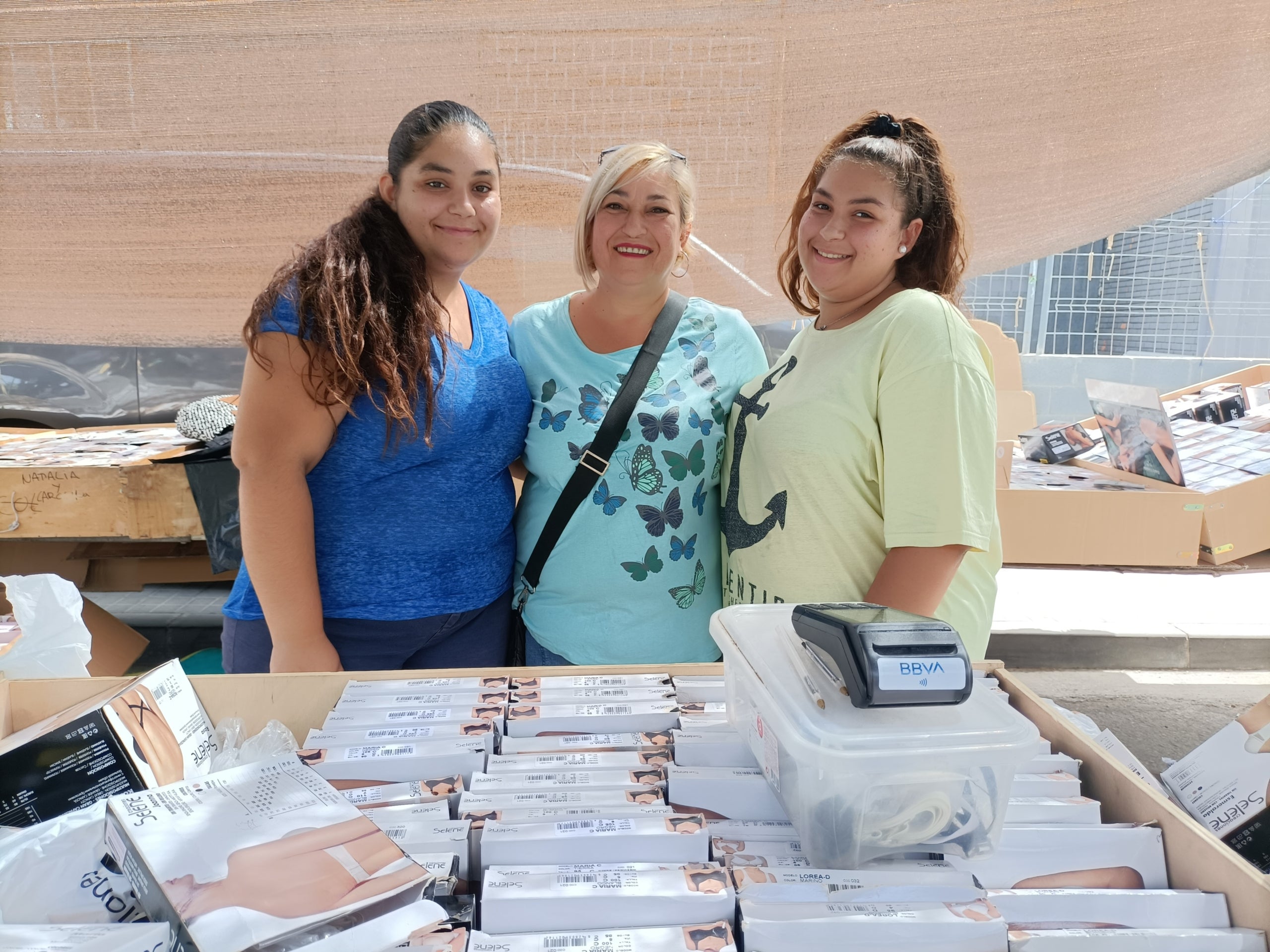 El Amanecer, María Ángeles y Lucía, a su parada del mercado de la Zona franca GEMMA AGUIlLERA