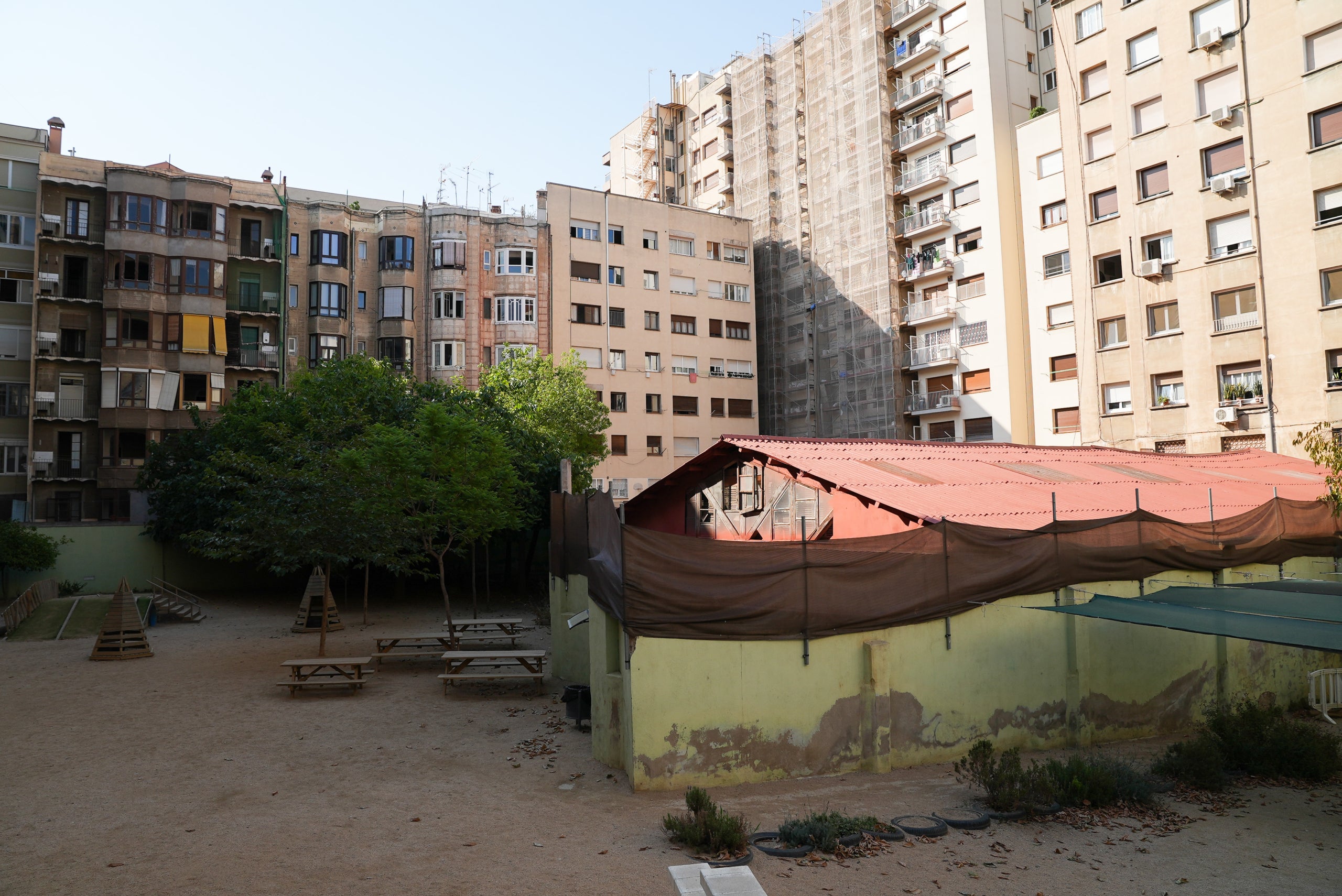 El pati de l'escola 9 Graons i la teulada amb amiant que es retirarà / Ajuntament de Barcelona