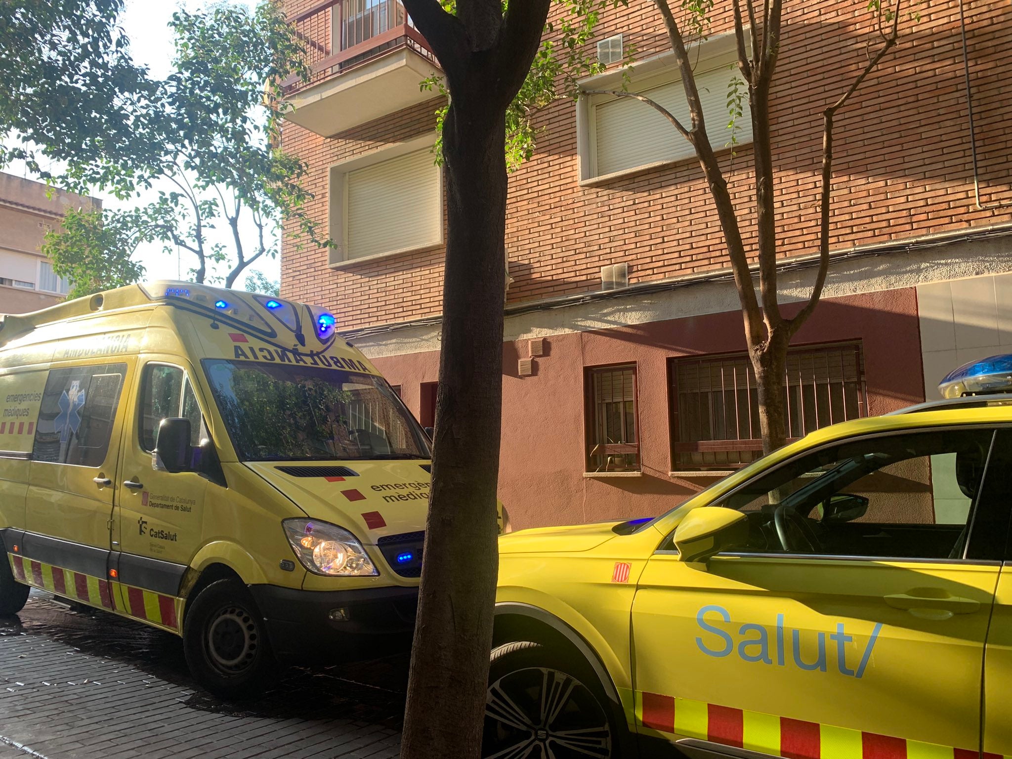 Efectius del SEM mobilitzat per l'incendi d'un pis al carrer Servet / Foto: AVV Sant Andreu Sud