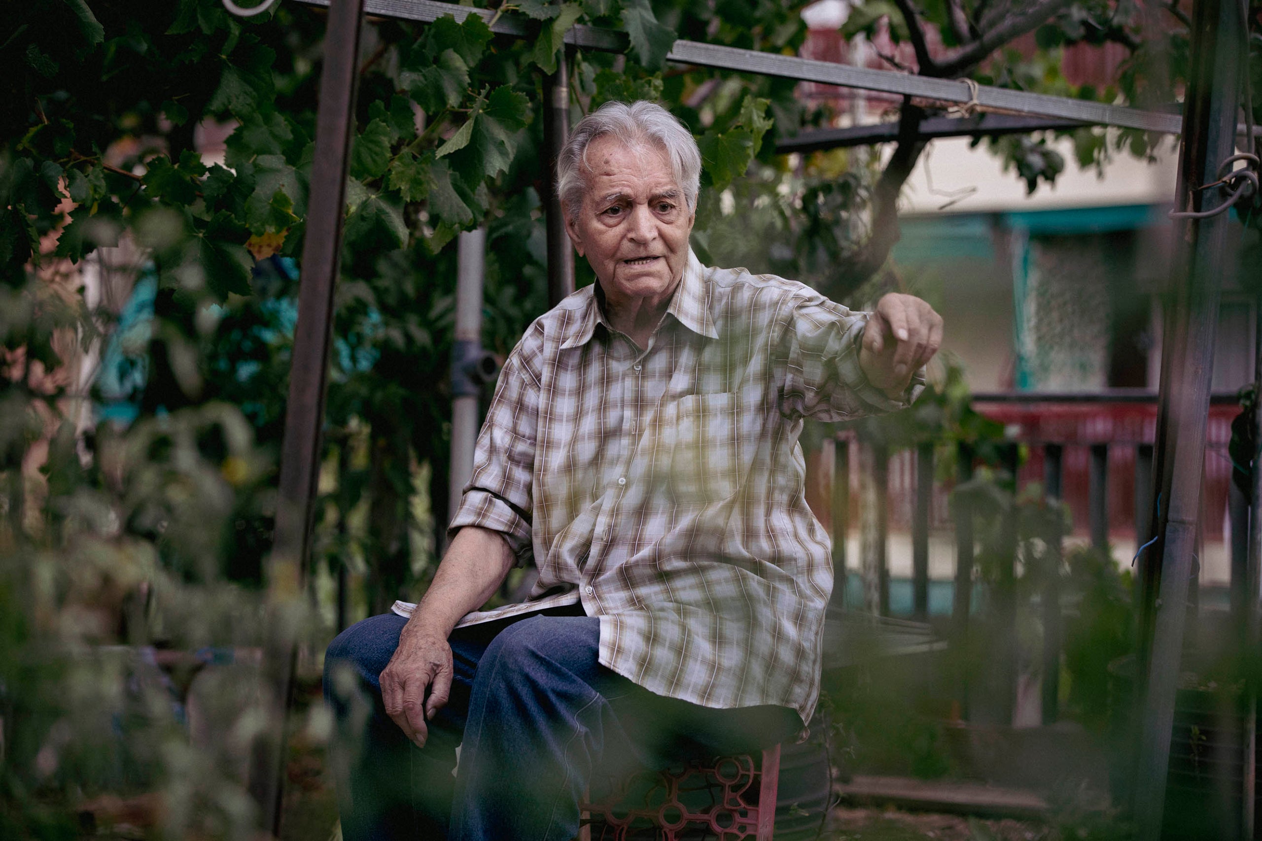 Joan Carulla, lleidatà afincat a Barcelona, conrea des de fa dècades un hort al terrat JORDI PLAY