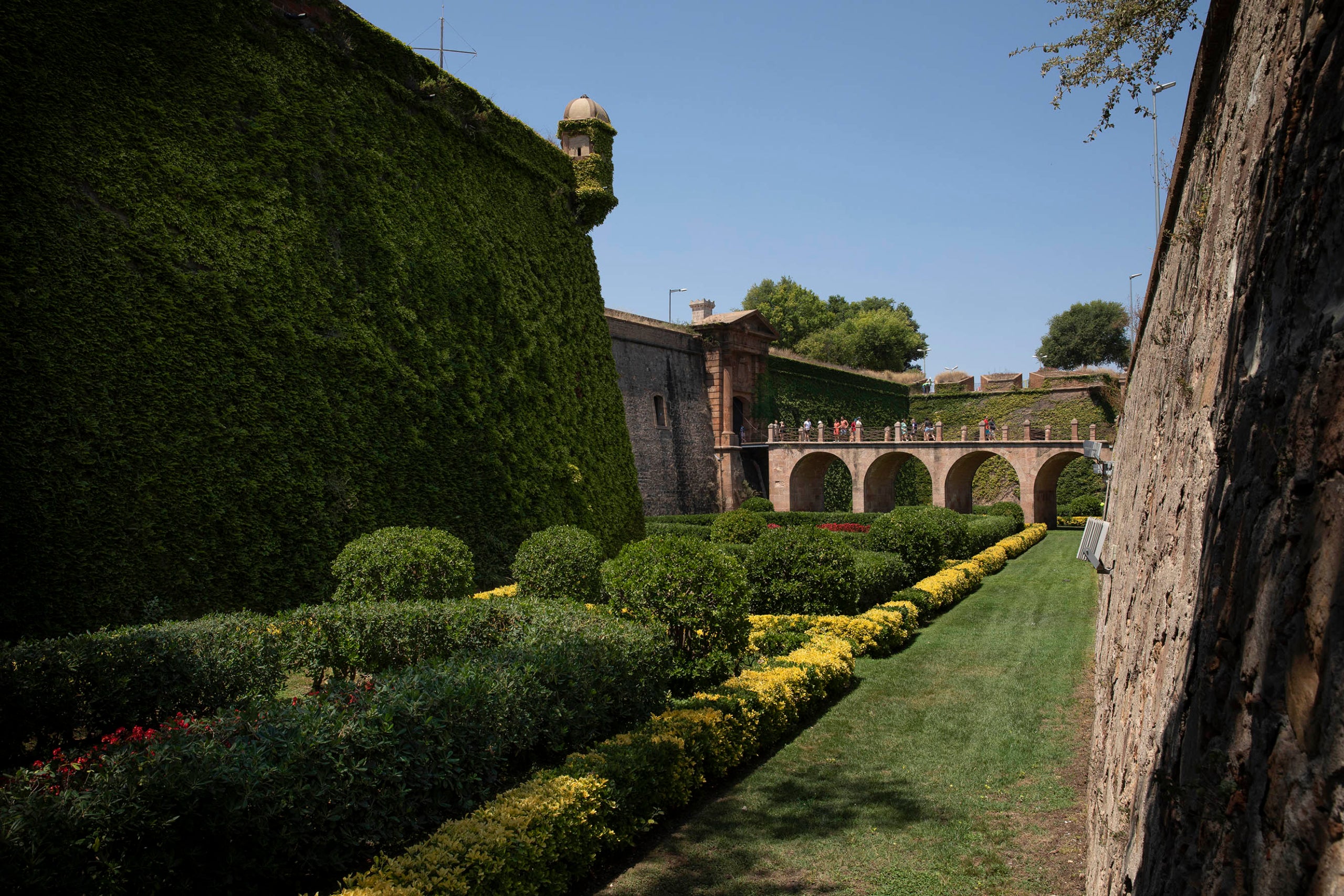 Vista del fossar del Castell de Montjuïc / Foto: Jordi Play