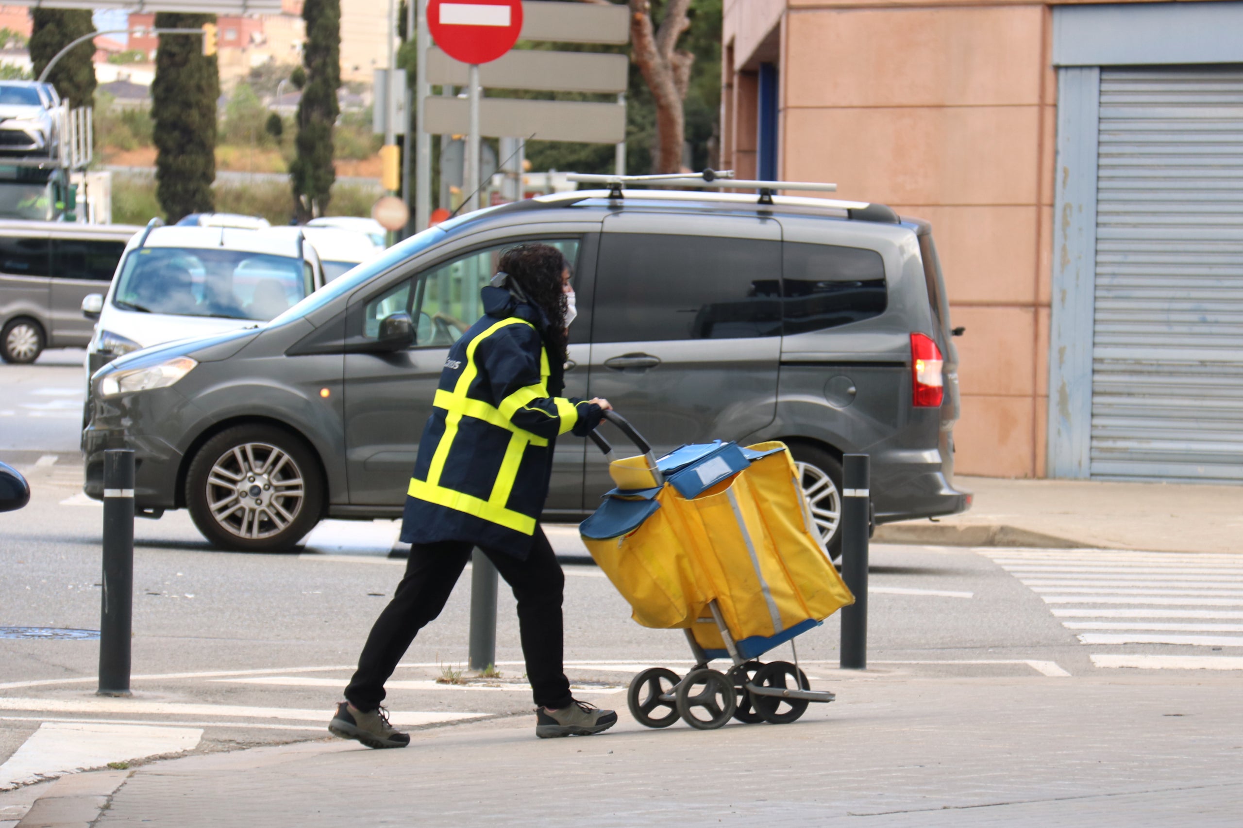 Una treballadora de Correus en una imatge d'arxiu / ACN
