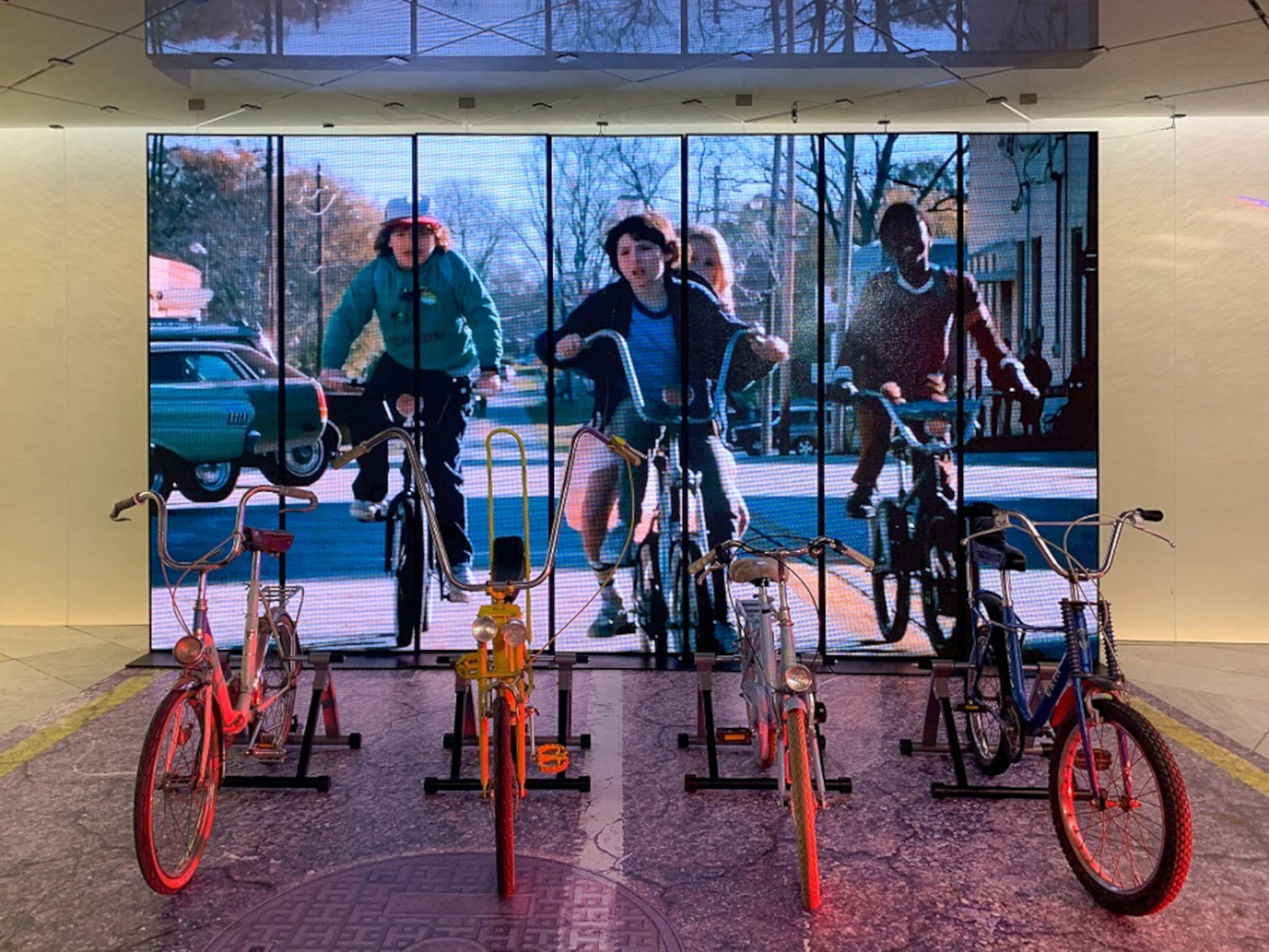 Plafó que permet als visitants del Movistar Centre de Barcelona sentir-se un més de la colla d''Stranger Things' / ACN