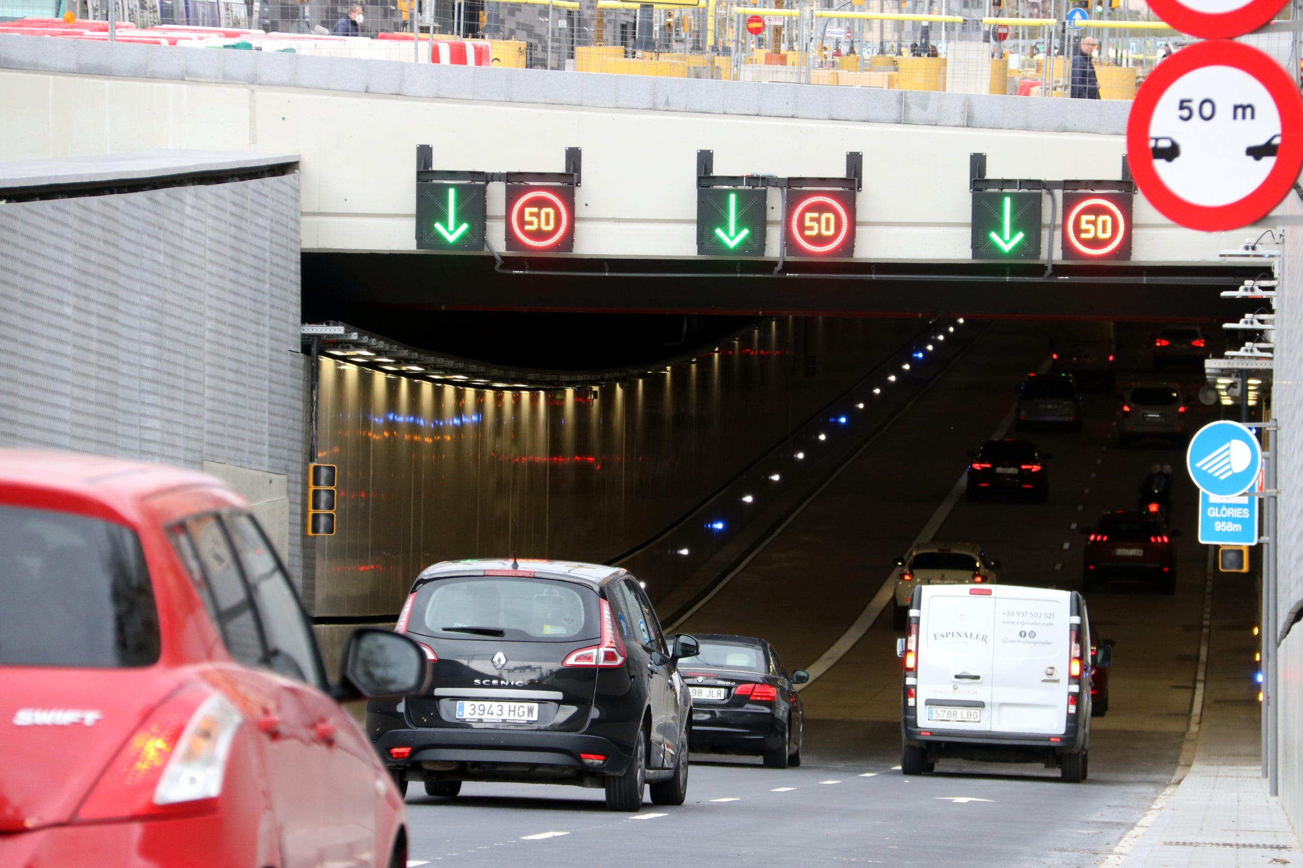 Diversos vehicles entren al túnel de Glòries, en sentit Llobregat / Maria Belmez / ACN