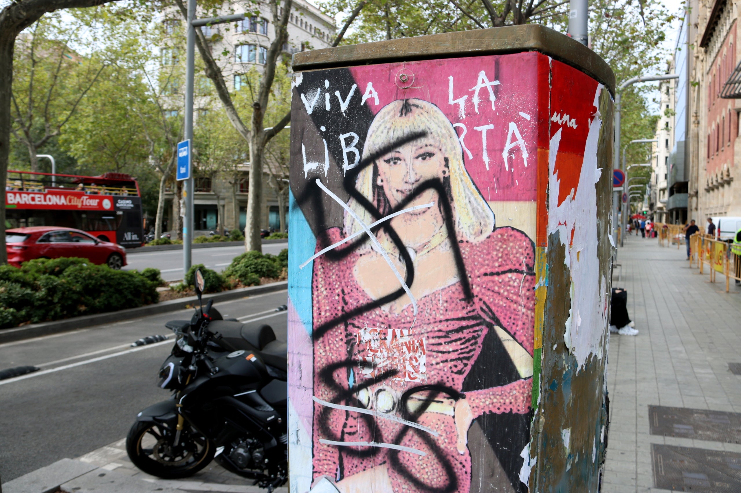El mural vandalitzat de TVBoy dedicat a Raffaella Carrá a la Diagonal de Barcelona / ACN
