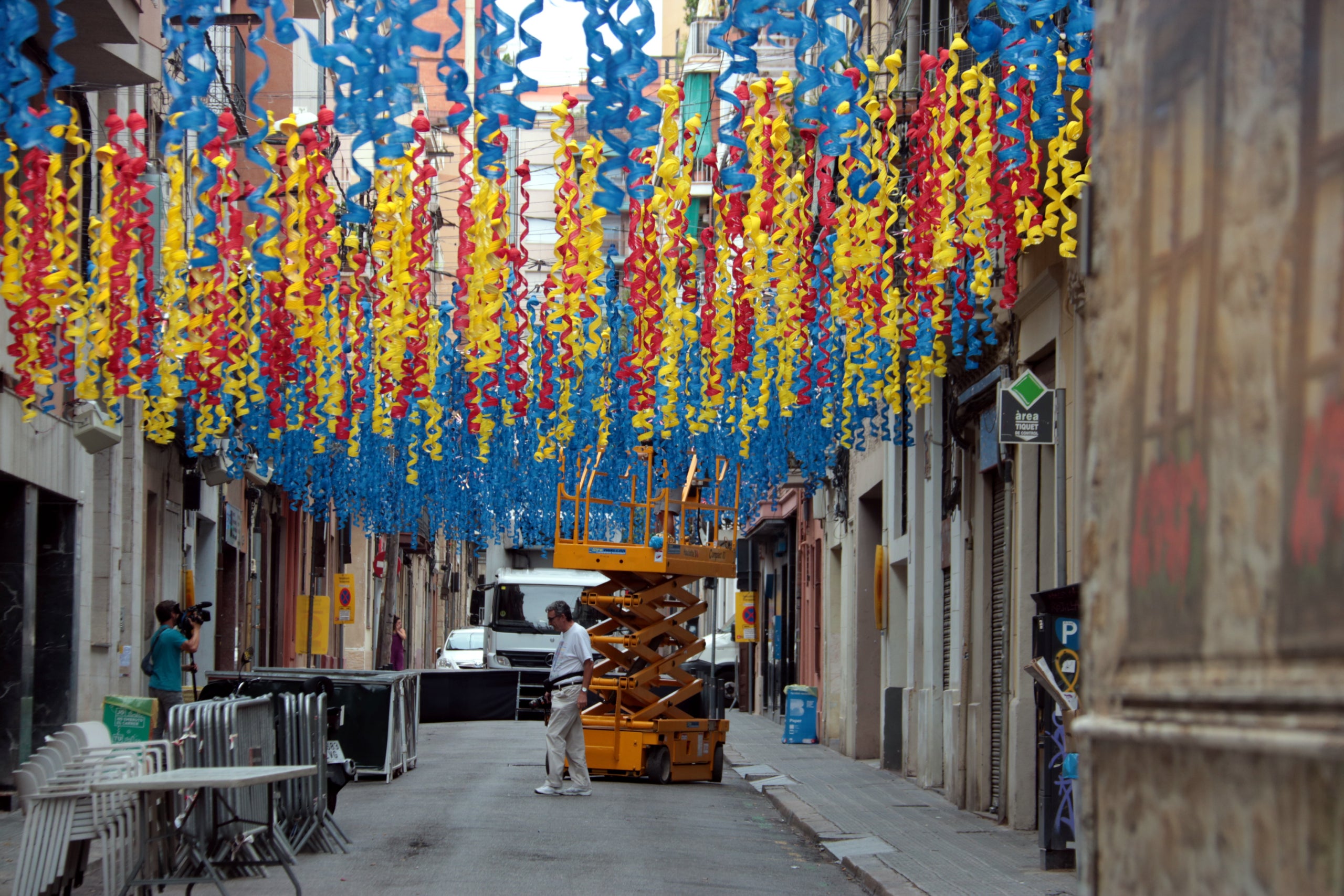 El carrer Alcolea (de dalt) dos dies abans de l'inici de la Festa Major de Sants / ACN