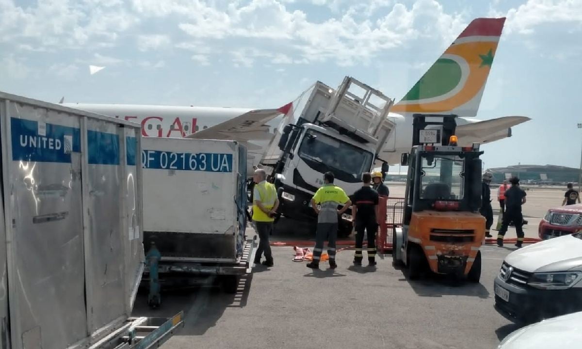 En l'accident s'hi han vist involucrats un avió i un camió / @Aeropuerto_BCN