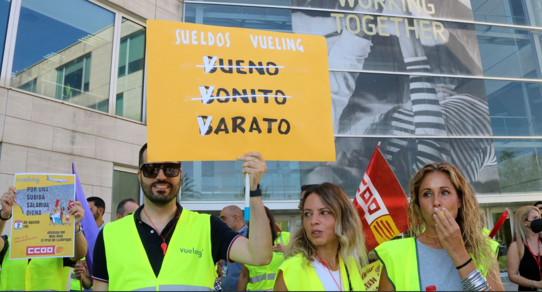Protesta de treballadors davant de la seu de Vueling ACN