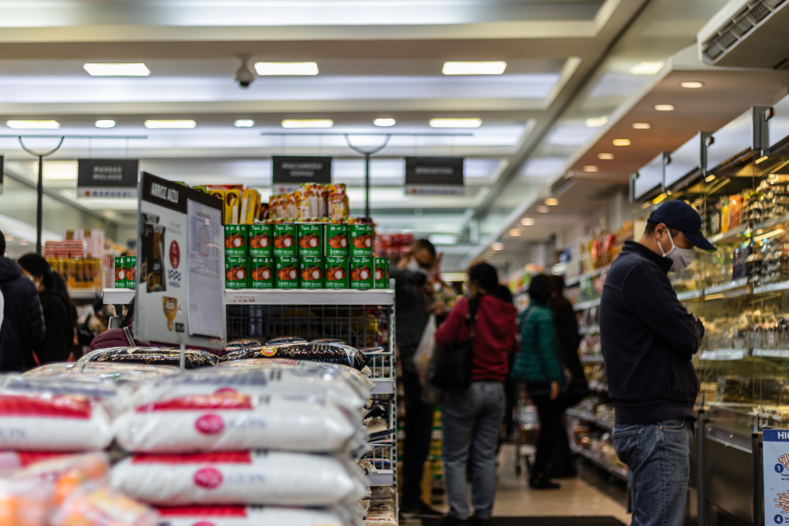 Gent comprant en un supermercat / Europa Press