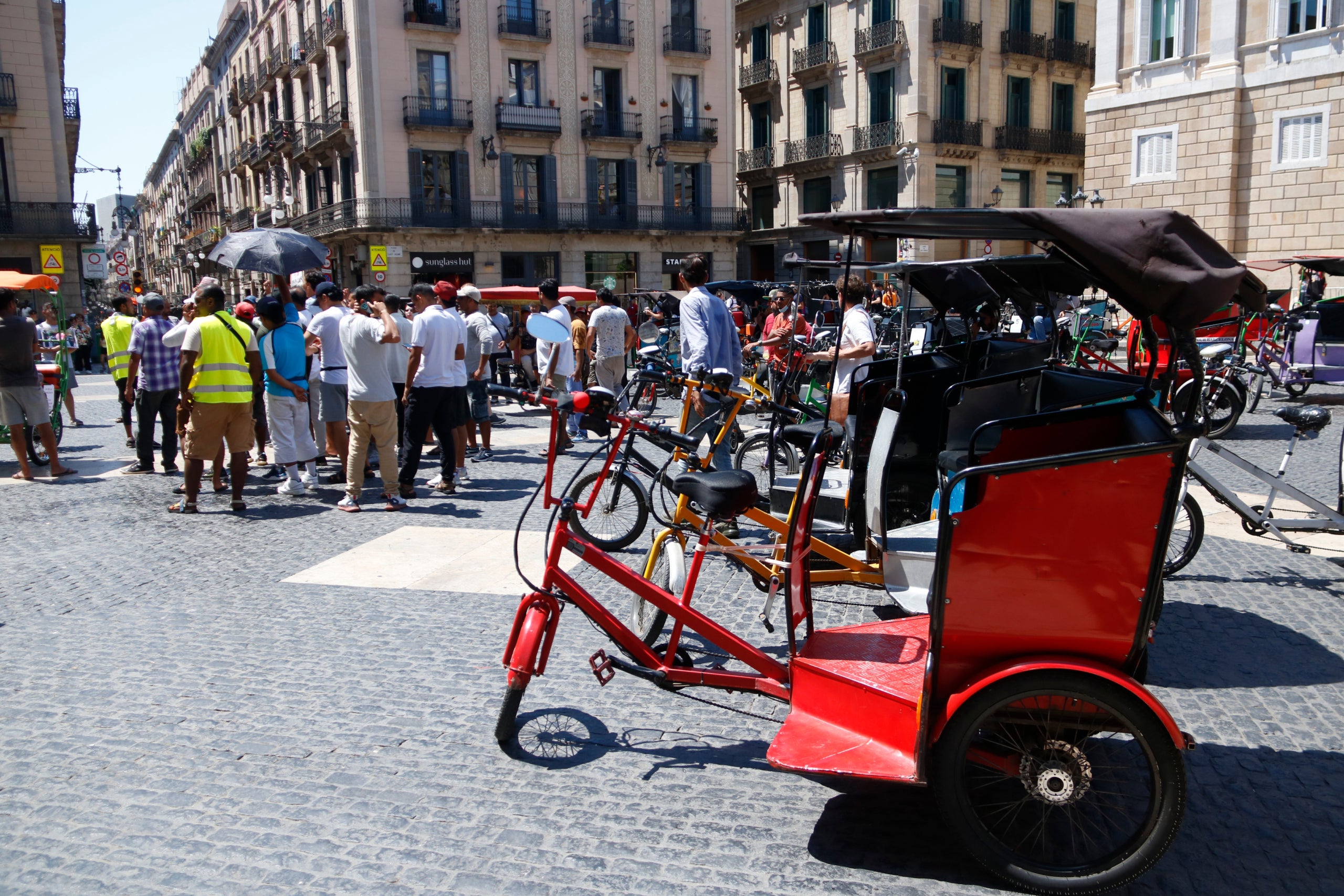 Un moment de la concentració de bicitaxis a la plaça Sant Jaume de Barcelona / ACN