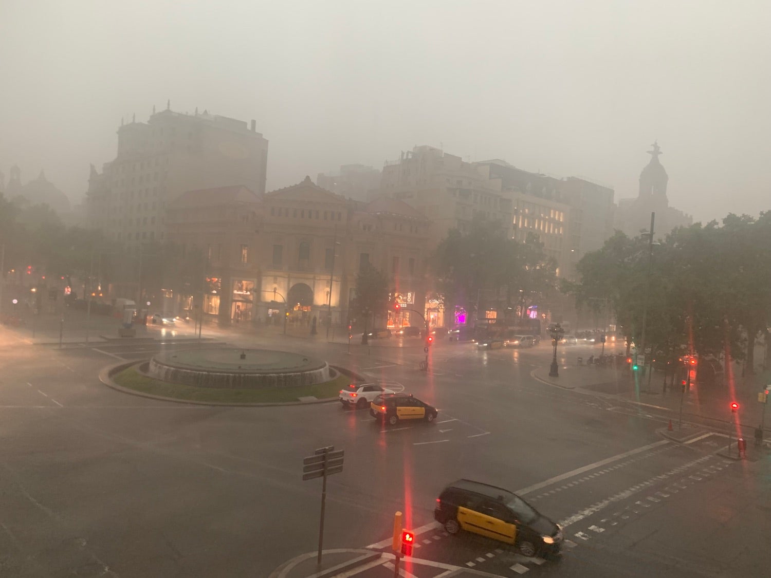 La foscor que ha provocat la tempesta a Barcelona la tarda del 31 d'agost / S.B.