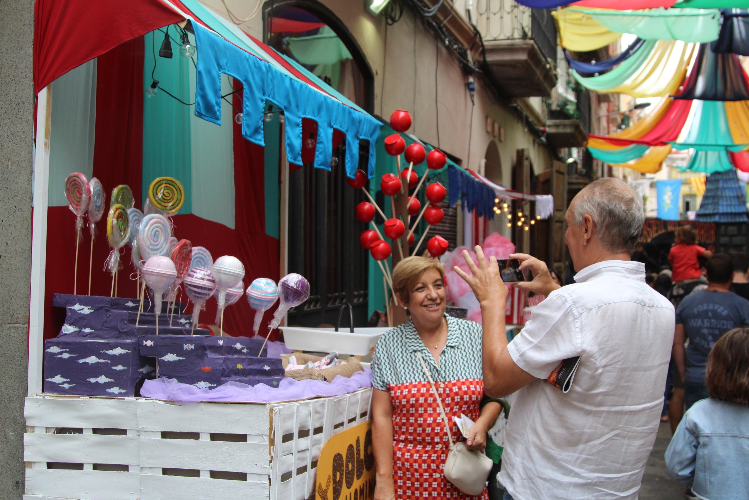 Visitants en un dels carrers guarnits de Gràcia / A.R.