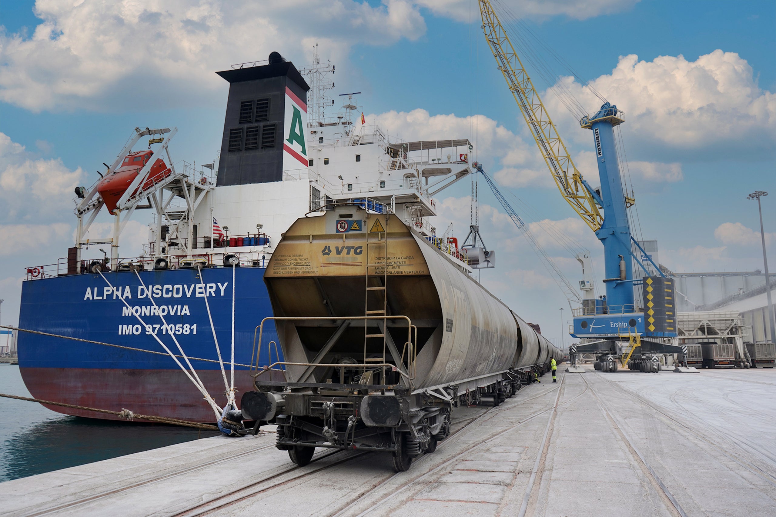 Un vaixell descarregant al port de Tarragona / Cedida Port de Tarragona