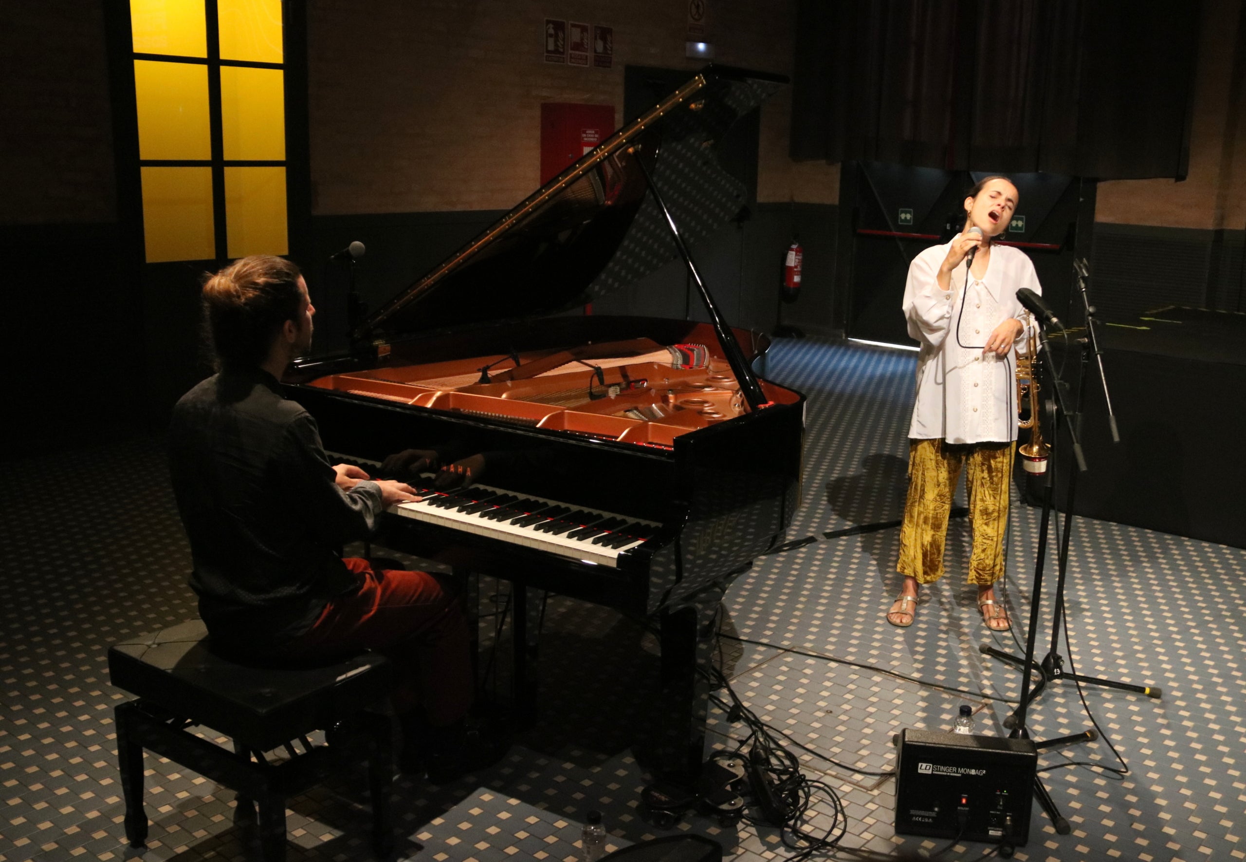 Andrea Motis i Marco Mezquida durant la seva breu actuació per la presentació del Festival de Jazz de Barcelona 2022 / ACN