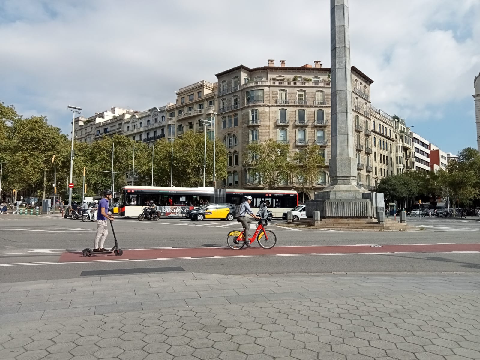 El carril bici de la plaça Cinc d'Oros es troba a l'avinguda Diagonal amb passeig de Gràcia