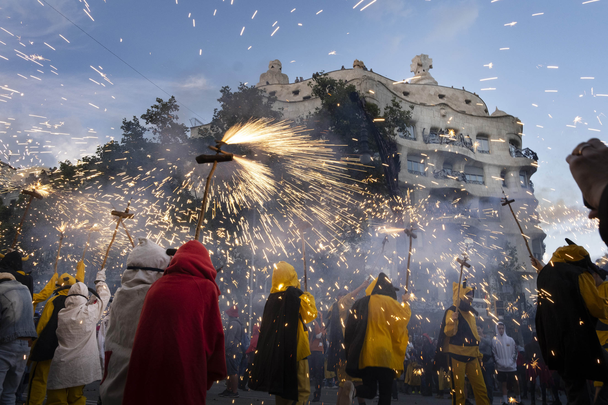 El correfoc infantil al Passeig de Gràcia. / Jordi Play