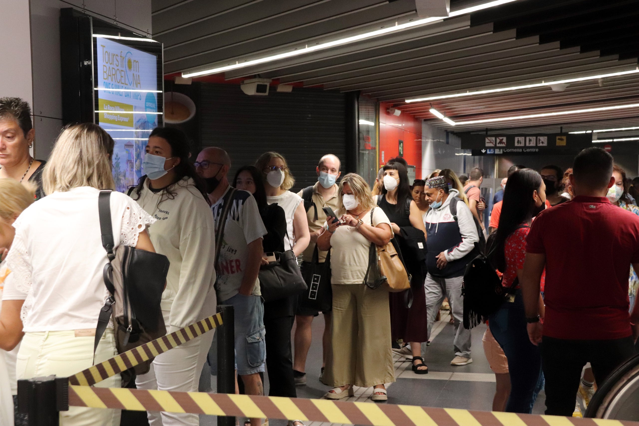 Usuaris del metro fan cua aquest dijous en una estació de Barcelona / ACN