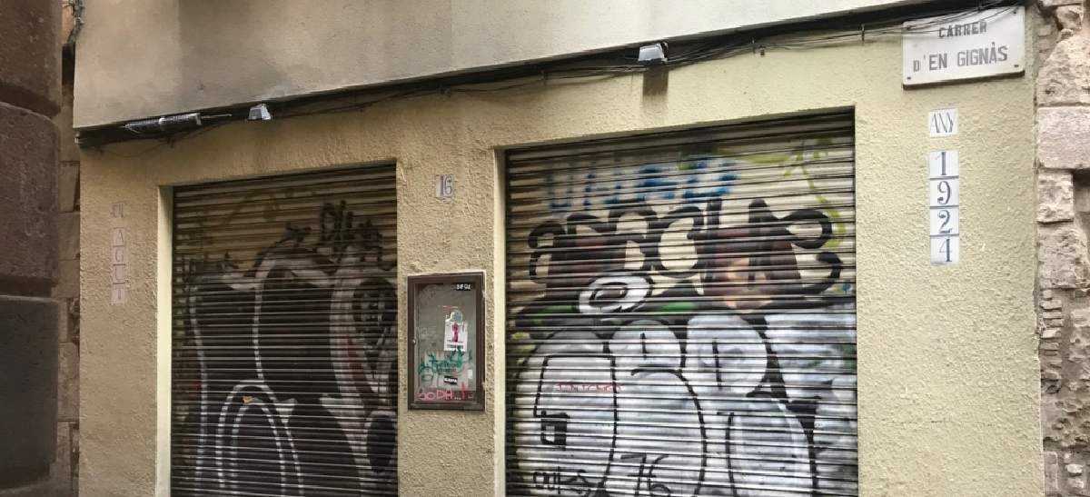 El restaurant Agut amb la persiana tancada en una imatge d'arxiu / Ramon Roset