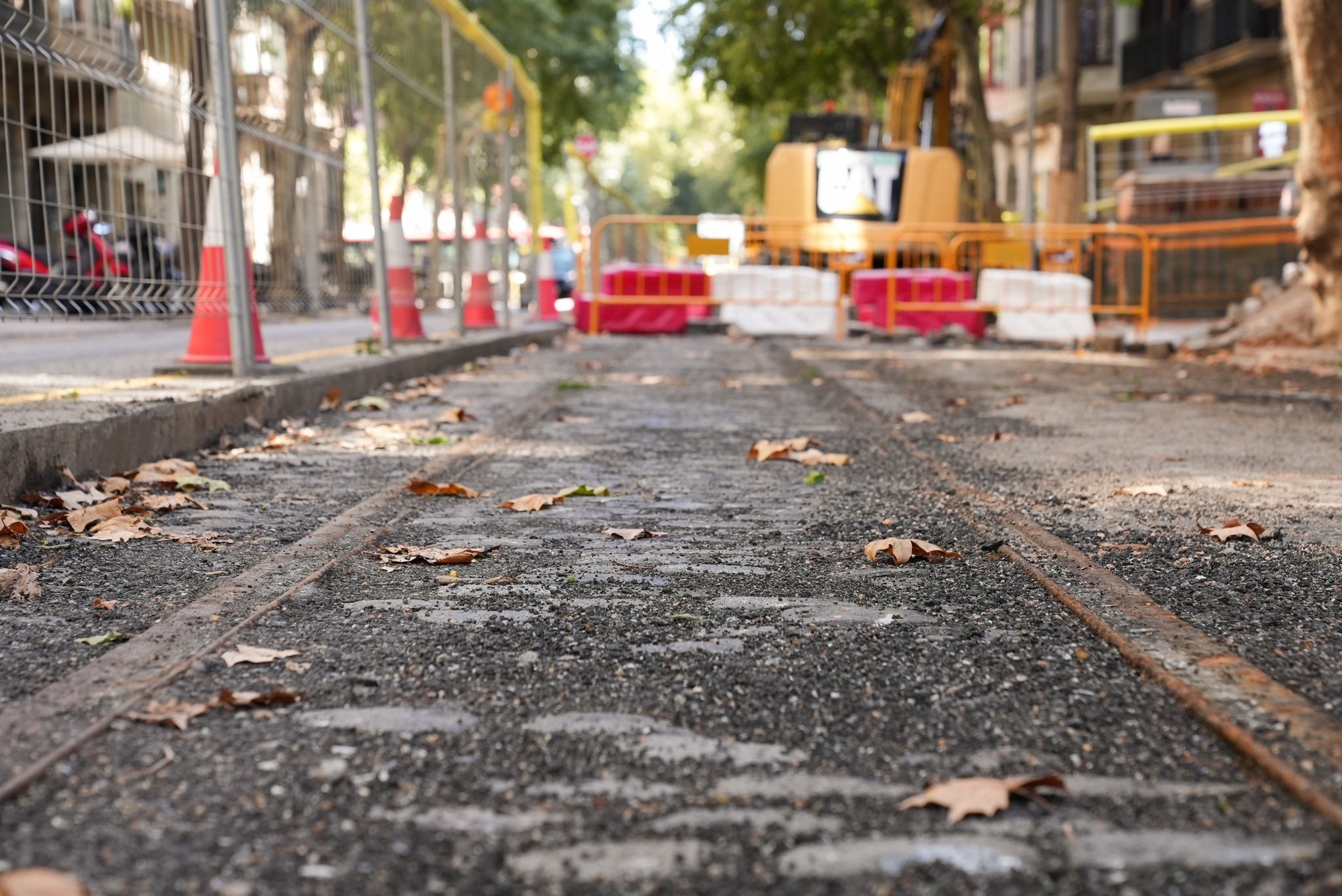 Les vies de l'antic tramvia que han aparegut al carrer de Girona / Ajuntament