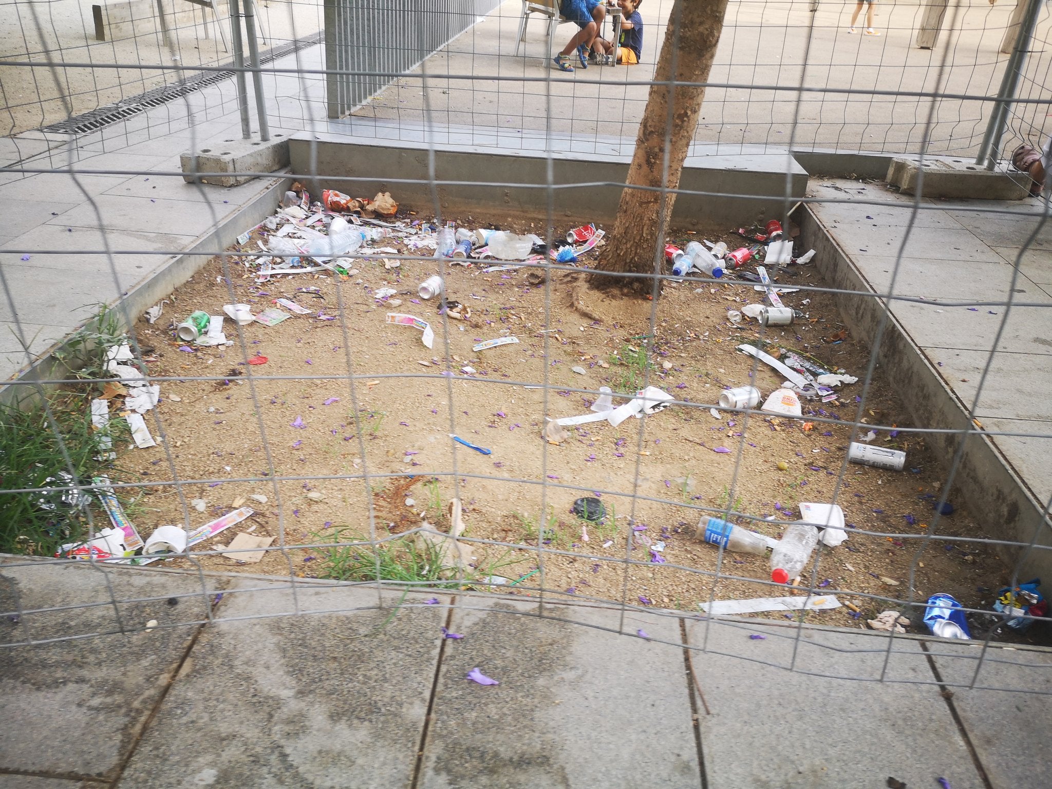 Brutícia en una plaça del Raval / Twitter