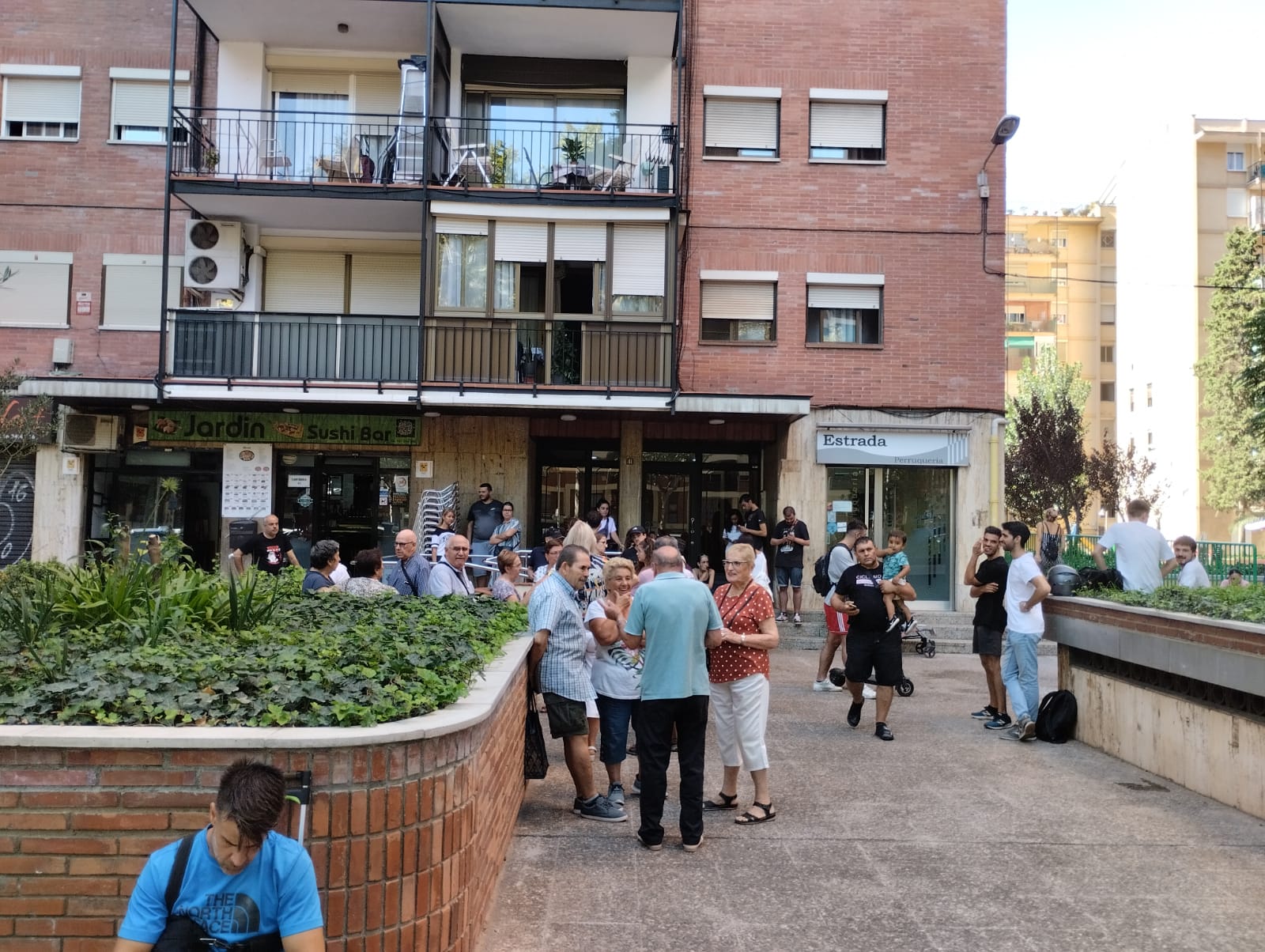 Veïns concentrats a les portes del número 41 del carrer de Cantàbria aquest dijous / Sindicat d'Habitatge de la Verneda i el Besòs